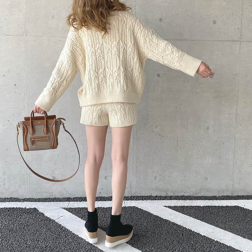 Maiさんのインスタグラム写真 - (MaiInstagram)「・ やっぱりこの @zara のニットのセットアップ可愛い♡ ・ 品番やサイズなどootdの詳細と一緒にブログに書いてます🍒 #ootd #ニット #ニットパンツ #zara #ザラ #amail #celine #celinebag #セリーヌ #セリーヌバッグ #セリーヌラゲージ」11月2日 17時25分 - maimaimai1016