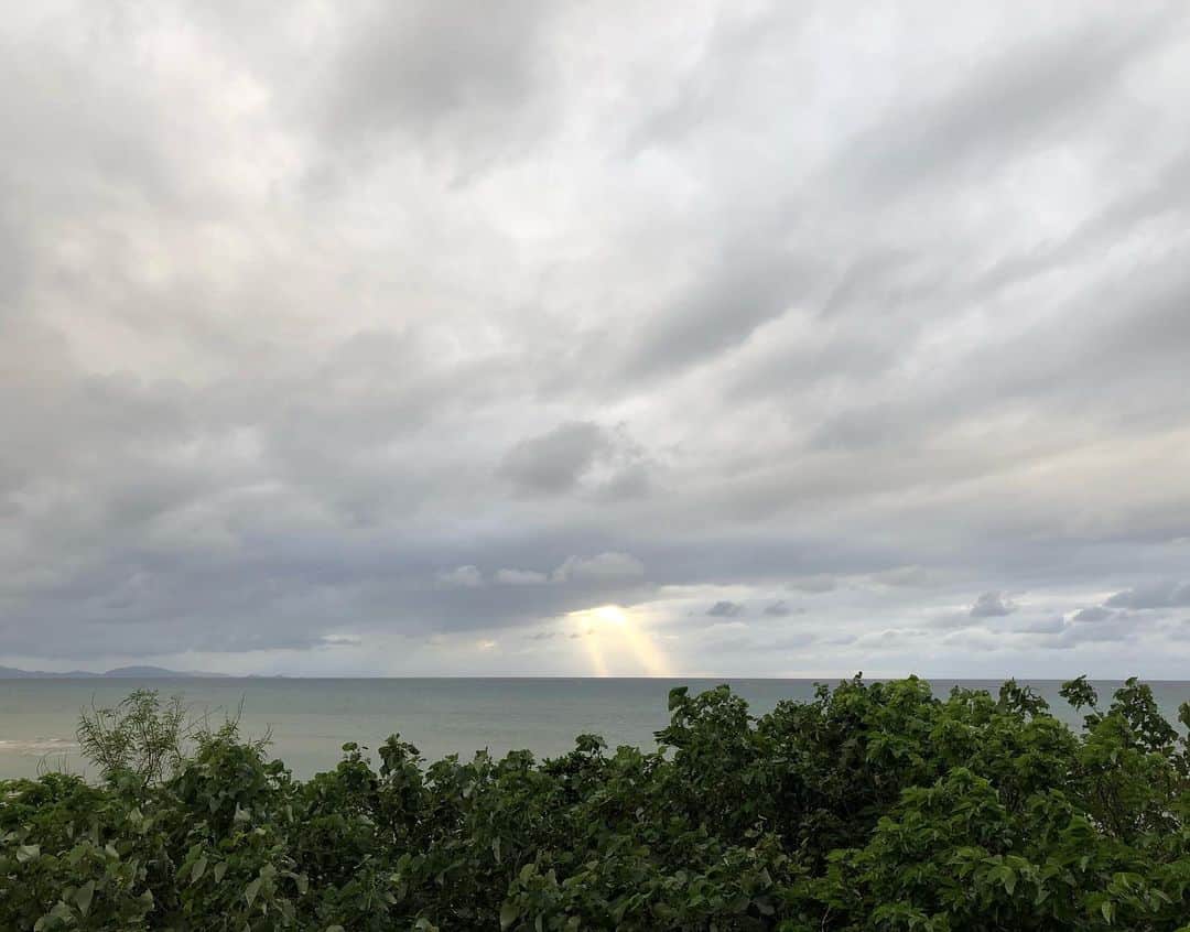 ホリエアツシさんのインスタグラム写真 - (ホリエアツシInstagram)「おめでとう🥂 雨上がりの空から 光の柱が降りていた」11月2日 17時28分 - a.horie