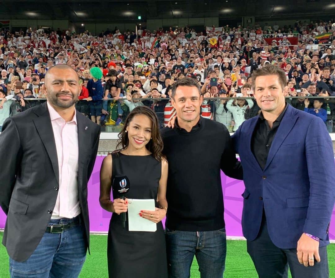坂倉アコのインスタグラム：「Rugby World Cup Final 2019 with the Rugby legends @dancarter_ @michael_leitch @richiemccaw_ 🏉✨ I was so honored to be a part of Rugby World Cup 2019.  ラグビーワールドカップ2019🏉  超豪華メンバーリーチ・マイケル選手、ダン・カーターさん、リッチー・マコウさんに決勝戦のハーフタイムでインタビューさせて頂きました。  奇跡のような夢のような3日間、駆け抜けました。 終わったばかりで、興奮、余韻から覚めずというか、正直、まだ言葉になりません😭✨ こんなにも素晴らしいイベントに準決勝、3位決定戦、決勝戦と3日間もピッチサイドMCとして参加させて頂き、言葉には表せないほどの感動を頂きました。 RWC2019のブロードキャスティングチーム、一緒にMCをしてくれたAlex @alexpaynetv ラグビー・ワールドカップ関係者の皆様、本当にお疲れ様でした＆ありがとうございました。  Congratulations to @springbokrugby_ 🎉🎉🎉✨✨ What a game, they killed it!! 南アフリカやっぱり強かった‼️ すごい戦いでしたね、 彼らのフィジカルの強さ、パワー、スクラムも圧倒的でした。王者のラグビー見せて頂きました。  そして、ここまでラグビーを盛り上げてくれたのは、なんと言っても我らがBrave Blossoms🇯🇵🇯🇵🇯🇵 日本の選手の皆さん、ジェイミー・ヘッドコーチ、キャプテンのリーチ・マイケル選手。 日本中、そして世界を感動させるラグビーを見せて下さり本当にありがとうございました🥰✨✨✨ Thank you to my amazing co-host @alexpaynetv🎤Absolutely loooooved working with you!!! #rugbyworldcup2019 #rugbyworldcup #rwc2019 #rugby #ラグビーワールドカップ2019」