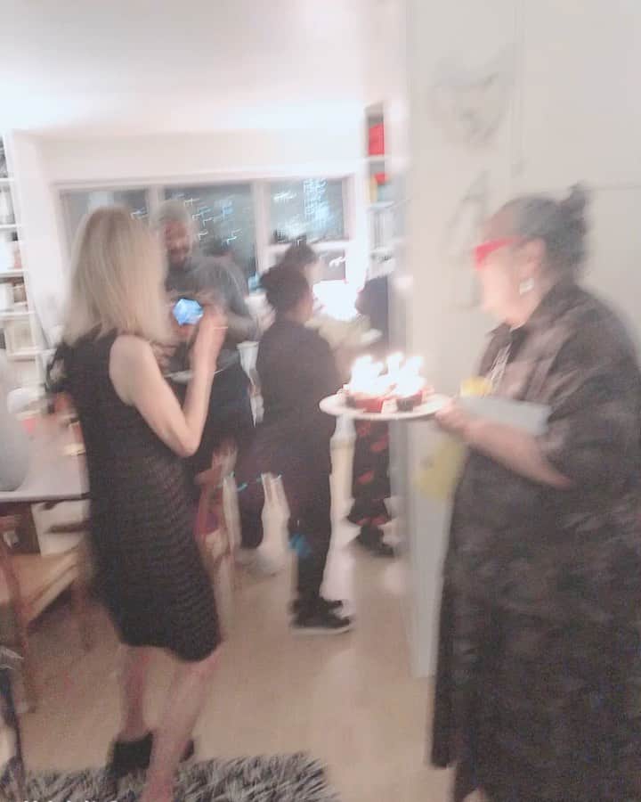 ジュン中山のインスタグラム：「#Happybirthday #scorpiogirls @paigepowellofficial @kimpaper #legendsofnyc #goddesses #celebration #birthdaycake #birthdayparty #vegan #veganrecipes #veganfood #artistinnyc #andywarhol #gucci #paigepowellgucci #kimhastreiter #nyclegends #girlspower #andywarholgirlpaigepowell @kyotocitykyoceramuseum」