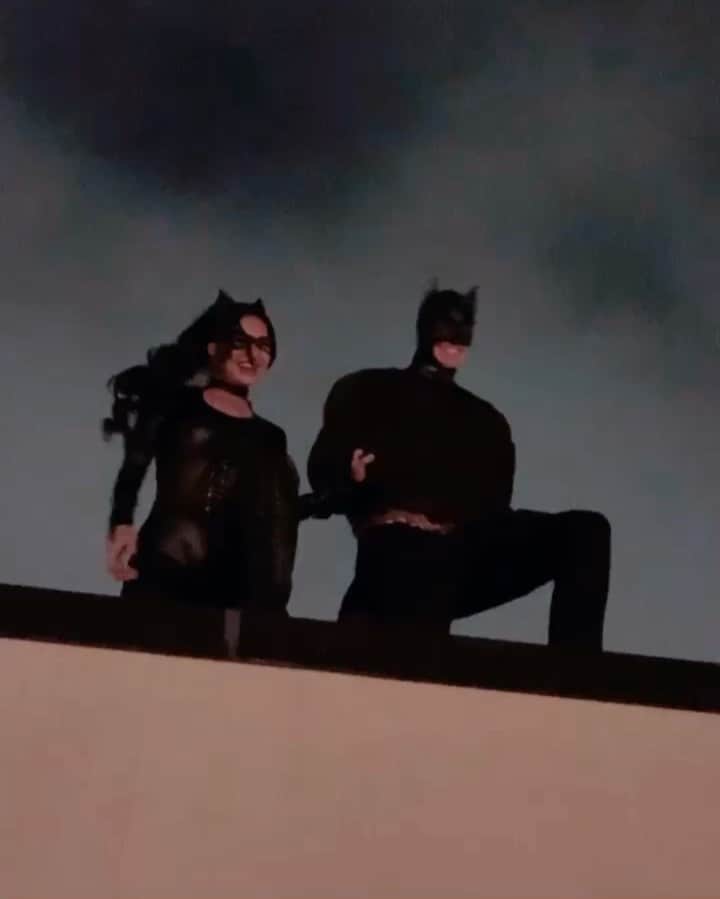 エイミー・ファムのインスタグラム：「as they stood there surveying the city of gotham, catwoman nervously clutches batman’s arm in an attempt to play it cool and hide her real secret... she’s scared of heights #happyhalloween」