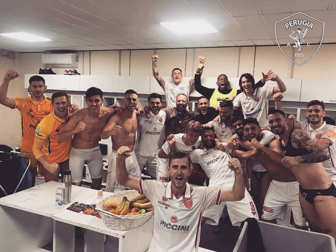 のインスタグラム：「Lottare Lottare Lottare +3 💪⚪🔴 #vittoria #forzagrifo #fighting #always」