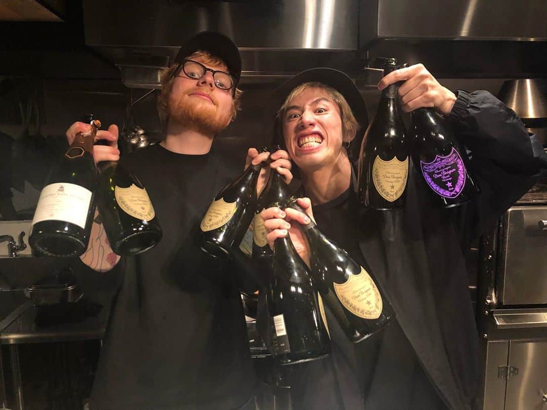 Taka さんのインスタグラム写真 - (Taka Instagram)「I have never drank this much champagne in my life!  Who’s the real rock star?!! @teddysphotos @wagyumafia」11月3日 3時32分 - 10969taka