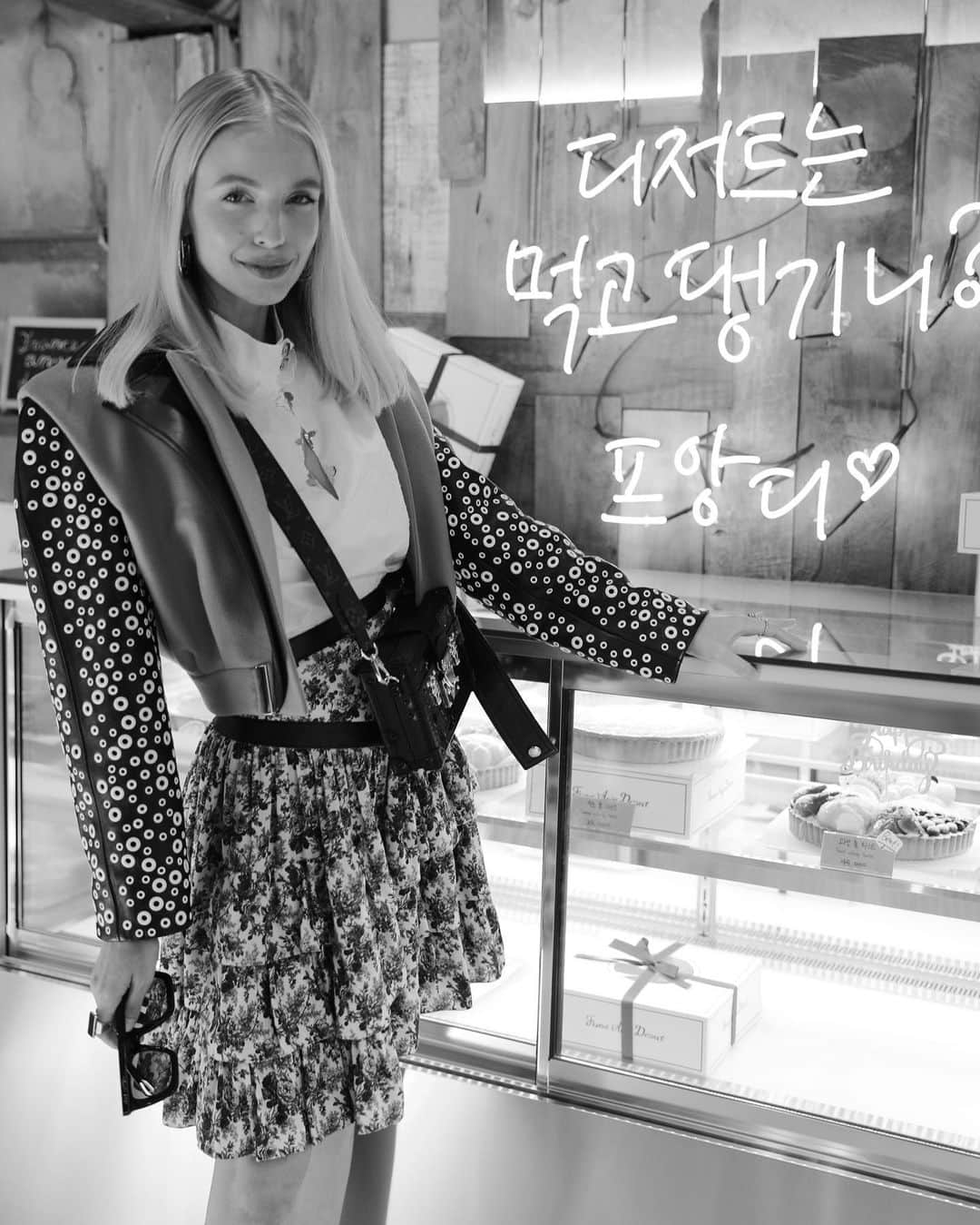 レオニー・ハンネさんのインスタグラム写真 - (レオニー・ハンネInstagram)「Easy morning discovering charming Ikseondong. 🇰🇷 Anzeige @louisvuitton #LVSeoul」11月3日 3時52分 - leoniehanne