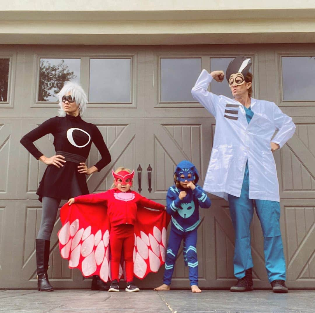 ダニエラ・ルーアさんのインスタグラム写真 - (ダニエラ・ルーアInstagram)「@pjmasks we’re on our way! Into the night, to save the day! . #halloween #kids #familyfun #trickortreat #costumes #dressup #partmamamade #pjmasks #catboy #owlette #lunagirl #romeo」11月3日 3時45分 - danielaruah