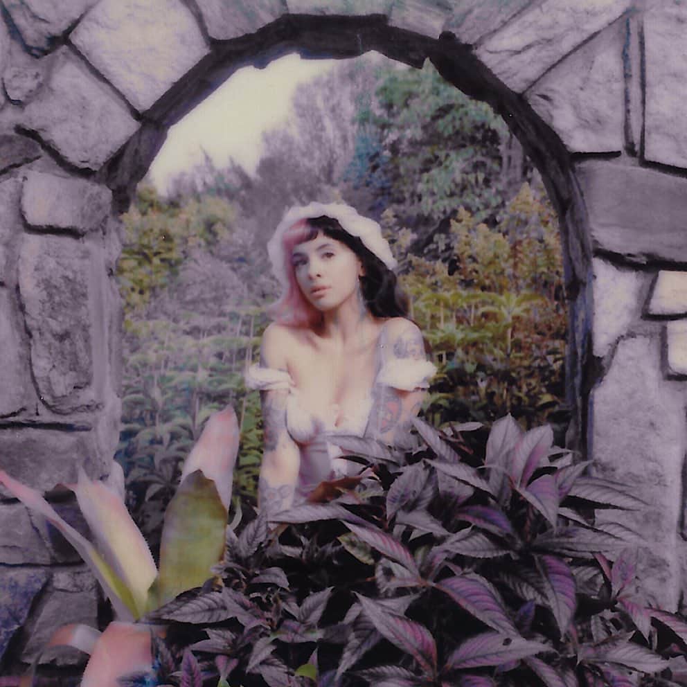 メラニー・マルティネスのインスタグラム：「🧚🏼‍♀️Possessed by Angels & the Power of Creation🧚🏼‍♀️ nurturing each seed stitching magic seams time traveling through roots  to birth healing fruit」