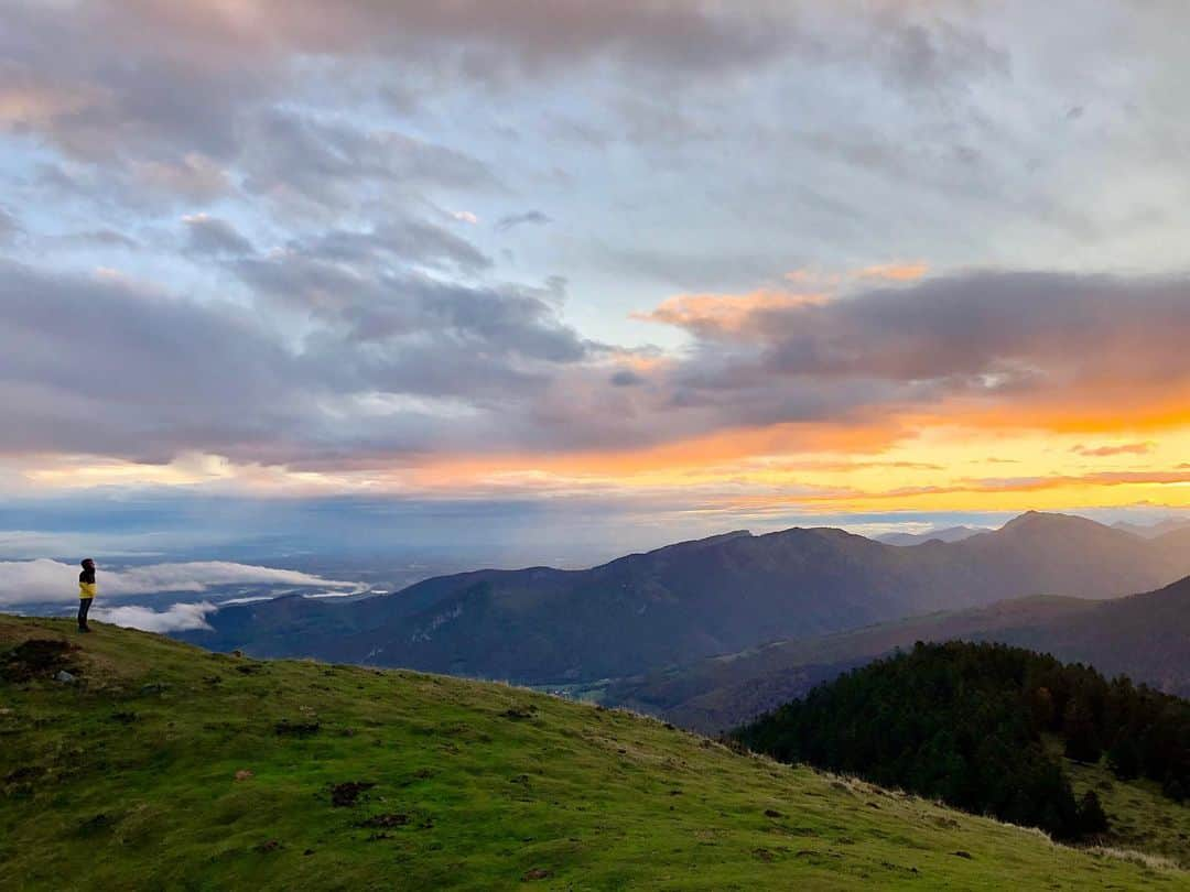 マチルド・ベセーラさんのインスタグラム写真 - (マチルド・ベセーラInstagram)「Plongée dans cette immensité de pureté et de beauté 🏔✨ Pour moi simplement un des plus beaux cadeaux de cette vie!⁣ ⁣ Getting lost in an ocean of pure beauty and serenity 🏔 To me it is simply the most beautiful gift of this life ✨!⁣ ⁣ @thenorthfaceuk | @scarpafrance | @arkose.climbing | @wildcountry_official | @mytendon | @hondafrance⁣ ⁣ #hiking #pyrenees #mountains #moutainlovers #nature #serenity #peace #hikingadventures #hikinglife #adventurelife #hikinggirl #climbinggirl #natureaddict #ourplanetdaily #naturephotography #naturebeauty #naturelovers #adventuregirl #adventuretime #mothernature #wellness #blissful #landscape #wanderwomeninc #wanderlust #happylife #outdoors #neverstopexploring #followyourdreams #womenwhoexplore」11月3日 4時18分 - mathildebecerra