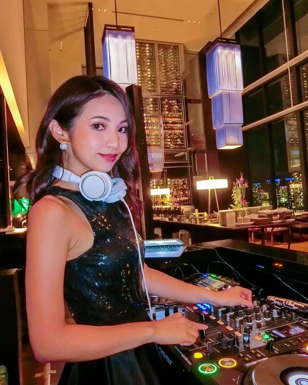 のインスタグラム：「先日のコンラッドのパーティー🌃. . ラグビー🏉ニュージーランドチームのパーティーでした🥳♡♡. 衣装はもちろんブラックのドレス🖤🖤. . そして今夜は遂に決勝戦…！ 優勝国はどこか気になります…！ . . 私は今夜👉 Aman Tokyo20:00〜23:30 Coyote Ugly00:00〜 DJしてます🧸🎈🎈. 試合後に是非騒ぎにきてね🤣🤣！ .  #DJ #DJing #🎧 #djlife #djtime #party #partytime  #nightclub #nightout #music #rock #disco #work #djingismylife #tokyo  #bar #conrad #conradtokyo #lounge #バー #ラウンジ #コンラッド #コンラッド東京 #東京 #onepiece #ooted #nightview #夜景」
