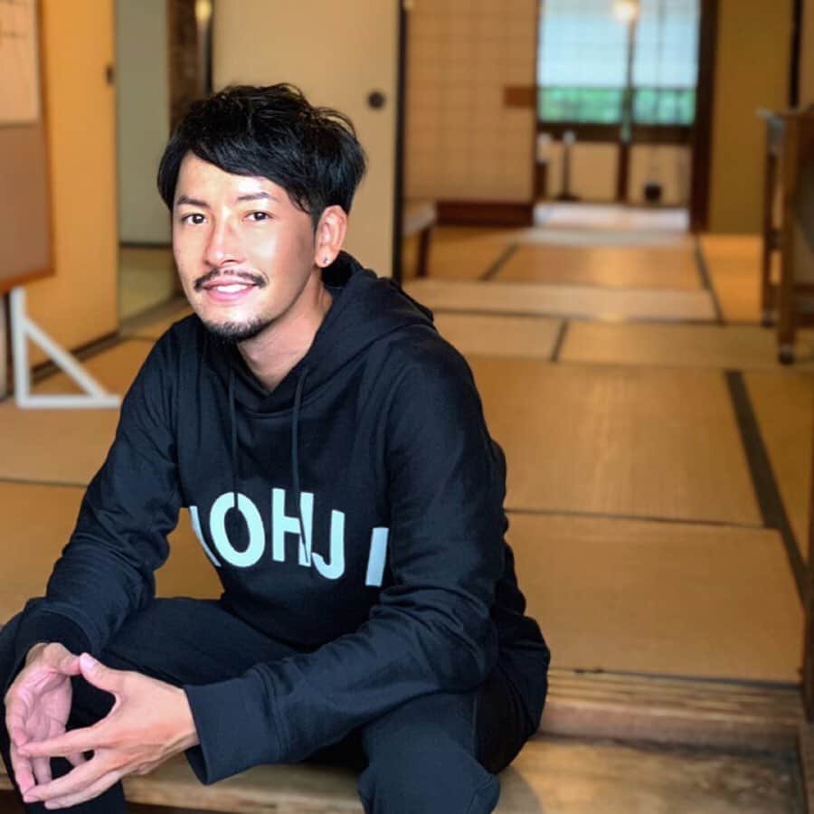 小柳津林太郎のインスタグラム：「盛岡の旅パート4✨  盛岡駅から徒歩10分の石川啄木の新婚時代の家に。 実は行くのが2回目なのですが、管理が行き届いていて、日本家屋の神秘さを感じれるおすすめスポットです。  ちなみに駅について、真っ先に足を運んだのは、“ぴょんぴょん舎盛岡駅前店” 冷麺の味はもちろんサービスレベルが高くてびっくりしました。 店内も老舗なのに清潔感があって素敵でした。 ごっつぁんです🙏  #バチェラー #バチェラー2 #bachelorjapan #バチェラージャパン #小柳津林太郎 #ghost  #アマゾンプライム #thebachelor #rinstagram  #ぴょんぴょん舎 #冷麺 #盛岡冷麺 #グルメ #老舗 #恋する盛岡 #🌹#yohjiyamamoto」