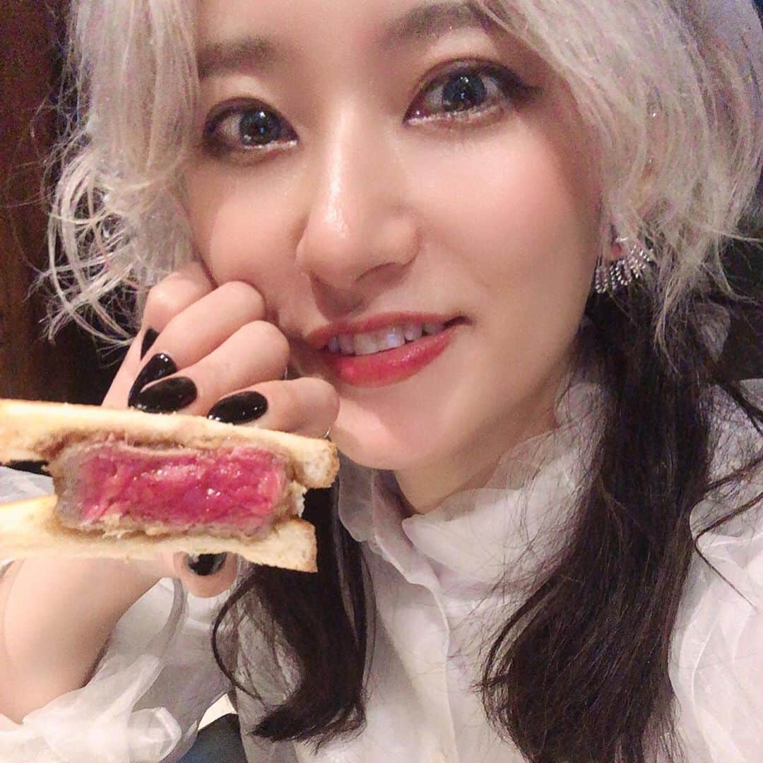 中川友里さんのインスタグラム写真 - (中川友里Instagram)「10年来の友達ふじこ　@fujiko_0717 と🌹 このあと恵比寿で美味しい焼肉食べて幸せでした☺️💫　@ushimitsu_ebisuhonten」11月2日 19時16分 - darayunya