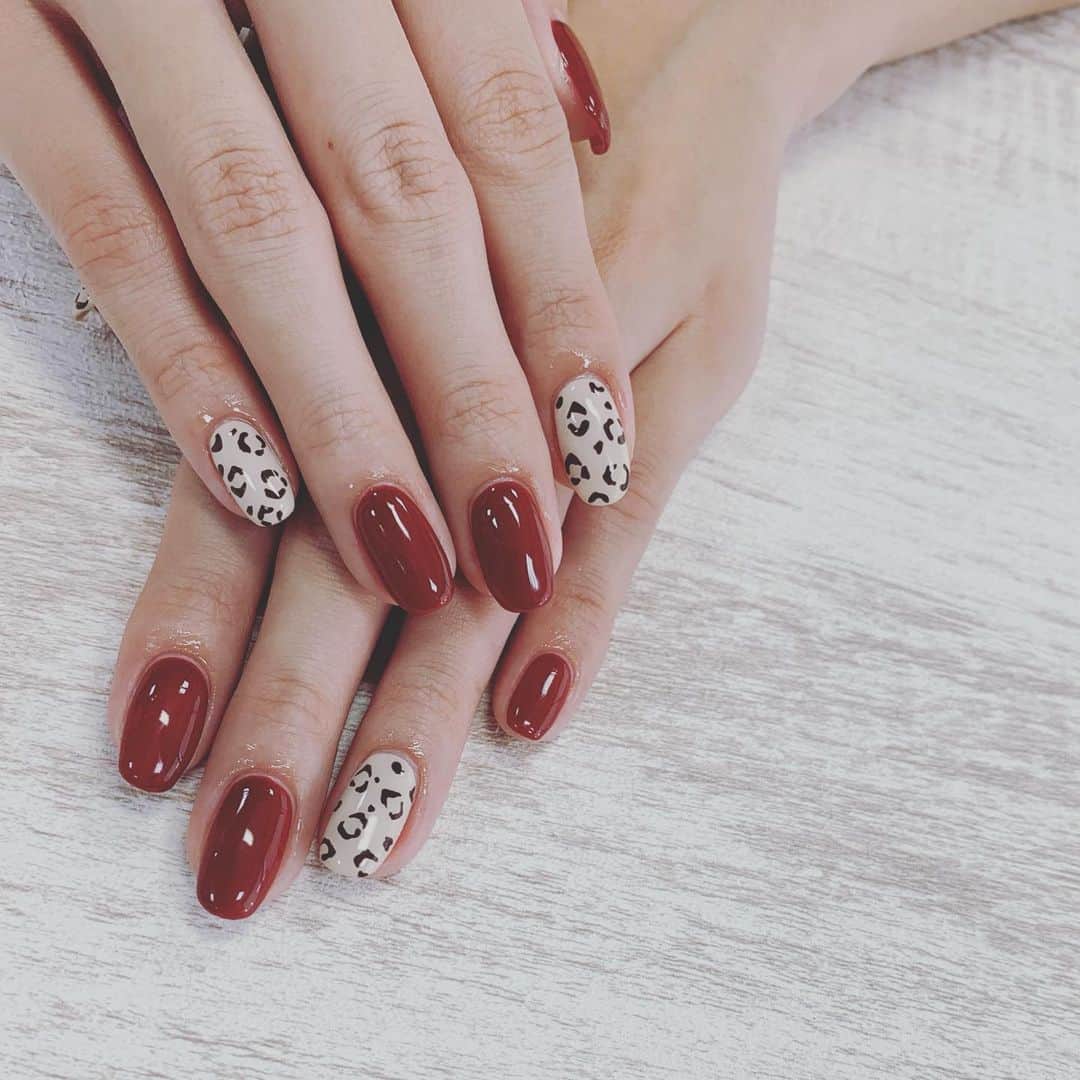 LORYのインスタグラム：「#newnail 💅 やっぱり毎年やりたくなっちゃう♡ ボルドー×レオパード🐆🍁 @nailiejp で予約できます😚 @tru_harajuku  #秋ネイル #レオパードネイル #trunail」