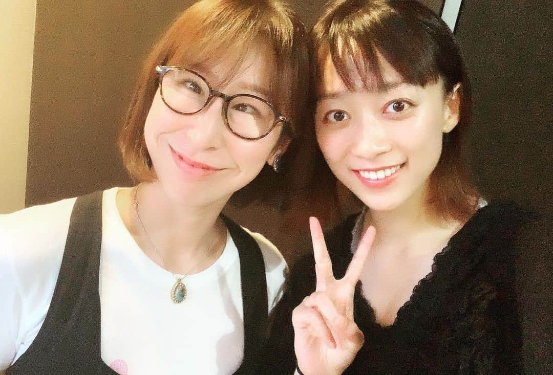 梨衣名さんのインスタグラム写真 - (梨衣名Instagram)「美容DAY🤩 お久しぶりになっちゃった、小顔矯正ルポルテへ‼️ @reporter_kogao 💆‍♀️✨ .  頭皮カチカチやわ 目開かなくなってきたし 首ふっとくなってるわ 背骨凝りまくってるわ 肩幅しっかりしてきたわ で あゆみさん大変そうだった🥺←他人事w  基本普段から自分でもケアはするが、やっぱりプロには叶いません‼️ 根本的に骨から治してくれるので、いつも心から頼っています〜😍💗 いつもありがとうございます‼️‼️ そしてわたしのinstagram見て お店に行ってるお客さんもいるって聞いて 嬉しいよぉ〜‼️ ねぇ、効果やばいっしょ‼️😂 #ルポルテ　#小顔　#美容　#むくみゼロ　#女子力　#nomakeup」11月2日 19時23分 - leena3.1415926