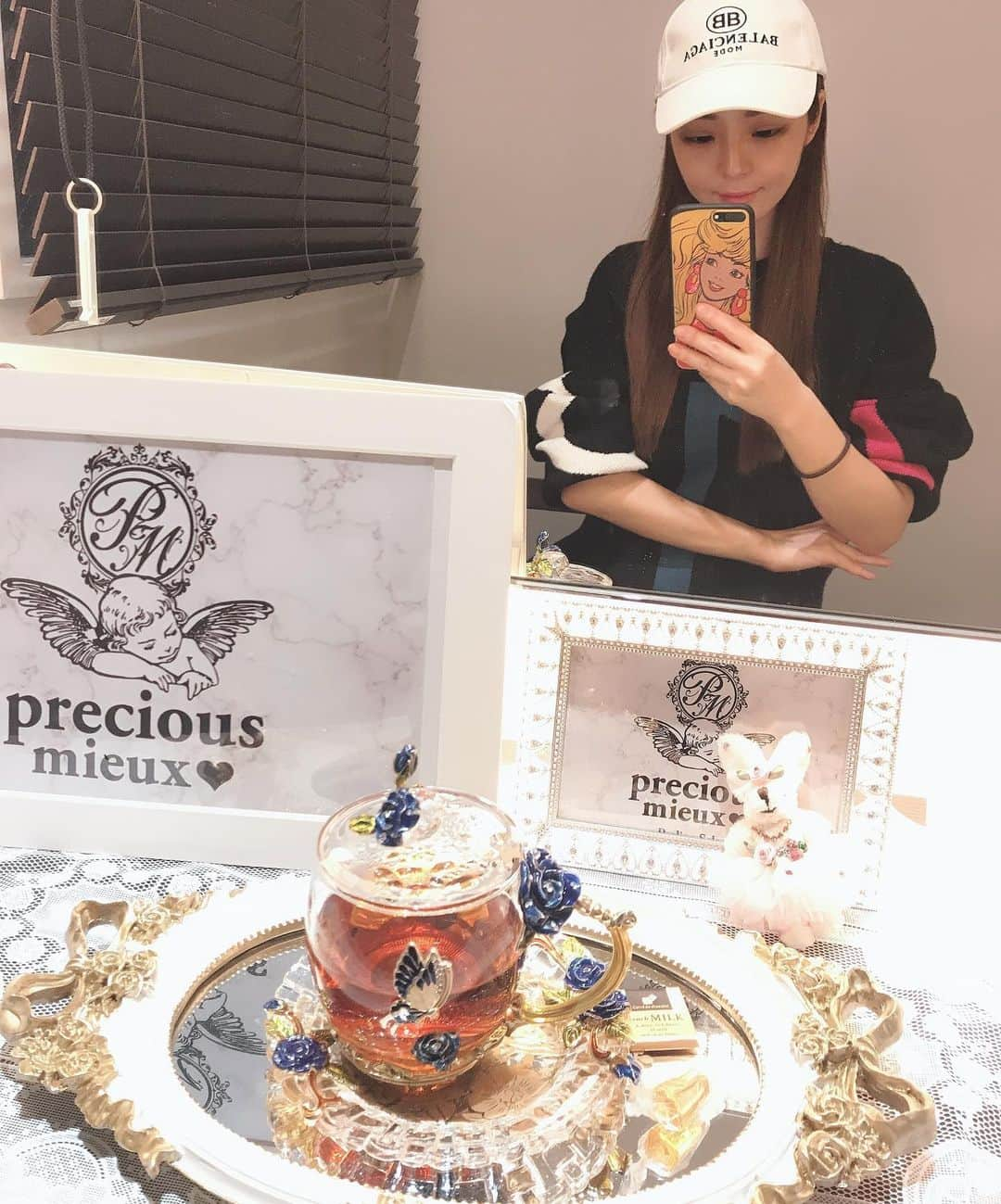 Yukiさんのインスタグラム写真 - (YukiInstagram)「ハーブピーリング @precious_mieux お肌のメンテナンスに行ってきました💓 スライドしたら真っ正面から撮ったガチすっぴんが見れるよ！笑 続ける事で本当にニキビも出来にくくなってるし毛穴も引き締まって来てるので、継続するの本当に苦手な私がハーブピーリングにはやたらハマってます！  正直、なんでこんなに痛いのww嘘でしょwwとか思っちゃうんだけど、その後のツルツルになったお肌が分かるから本当に長く続けないと効果が出るまで時間がかかるエステより、多少痛みに耐えても即効性のあるものが良い派の私からしたらなんて事ない痛みです❤️ 今日は毛穴洗浄もセットで受けて余計に痛かったけど頑張った分本当にお肌ツルツルになってテンション高めです！ みんな騙されたと思って行ってみて！ハーブピーリング正直痛いし高いけど、しつこいニキビとおさらば出来ると考えたらちょっとしたコスメを何個も買うより安いもんだと思う！ #preciousmieux #ハーブピーリング #エステ #常連 #ニキビケア」11月2日 19時28分 - snowsnow.yuki