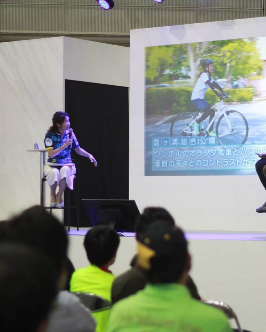 楪望さんのインスタグラム写真 - (楪望Instagram)「今年のサイクルモード🚴‍♀️ 昨年、PV撮影でお世話になった茨城県も出展しています🎥 * ブースではPVが流れているので…お時間あれば、ゆずりはを見つけてみてください👀🙈笑✨ * 撮影からもう1年が経過したのだと思うと… 流れゆく時間のスピードをあらためて感じます😳 （今年もあと2ヶ月だって…ﾋｿﾋｿ） * 輪行を上手くできるようになって、自転車旅をするのが次の目標だったり🚴‍♀️🍃🍃 * 地元・広島まで持って帰って、しまなみ海道とか走ってみたいな〜🐳 * #cyclemode #サイクルモード #幕張メッセ #茨城県 #つくば霞ヶ浦りんりんロード #撮影 #cyclelife #ここから私のサイクルライフが始まりました #自転車旅 #しまなみ海道 #チャリダー #自転車 #cycle #輪行 #cycling #cyclingphotos #🚴‍♂️ #🚴‍♀️ #🚲」11月2日 19時45分 - nozomi_yuzuriha_official