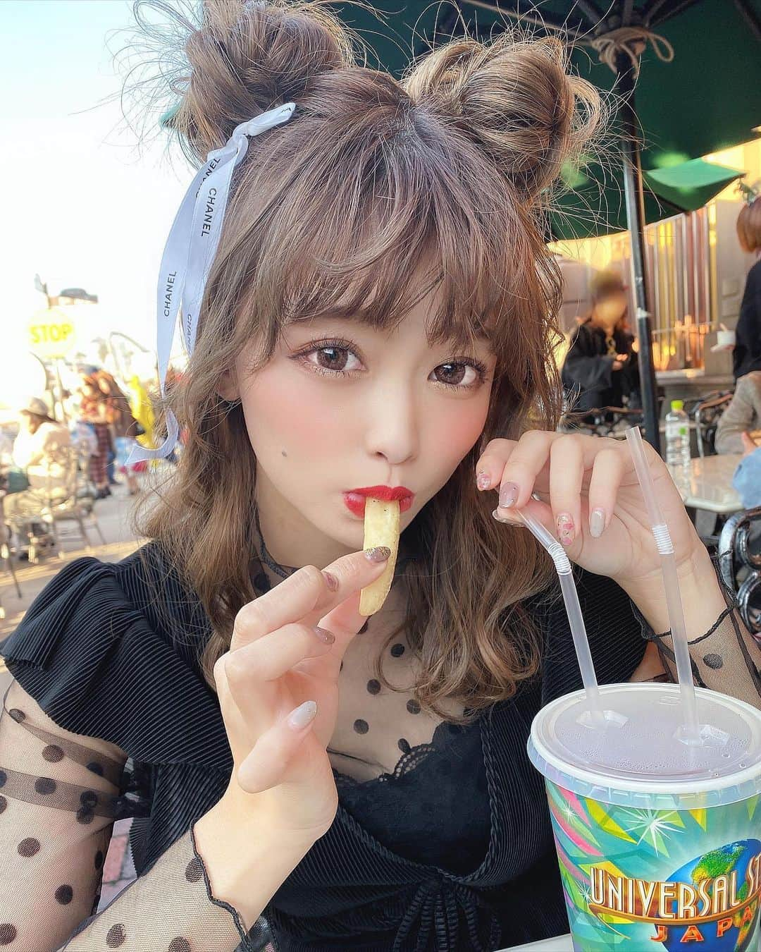 りなてぃさんのインスタグラム写真 - (りなてぃInstagram)「﻿ ﻿ ﻿ ﻿ だいすきな場所で、だいすきなピザとポテト🍕🍟❤︎﻿ ﻿ ﻿ 今年も残り2ヶ月だね...💭﻿ あっという間すぎてこわいね。🤷🏻‍♀️﻿ ﻿ ﻿ ﻿ ユニバで食べたオレンジチョコ🍊🍫の﻿ チュリトスめちゃめちゃ美味しかった🥺💓﻿ ﻿ ﻿ いたずらチュリトスって名前なんだけど﻿ 「いたずらされないように気をつけてくださいね〜」﻿ 的なことを言われたんだけど﻿ 冗談だと思って、ははは〜😂って流してたら﻿ 途中何かが、すっごい酸っぱかった🙊🙊﻿ ﻿ いたずらが、それかどうかは定かではないけど（笑）﻿ ﻿ ﻿ そんなこんなで﻿ 秋冬だいすきな行事のひとつが終わって﻿ 寂しいなぁて思ってたら﻿ 街にはもうツリーが飾られて﻿ クリスマスコフレ〜とかサンタコス〜とか見すぎて﻿ 気分はもうクリスマス🎄🎅（笑）﻿ ﻿ ﻿ ﻿ ﻿ ﻿ #fashion #ootd #outfit #coordinate ﻿ #cosme #cosmetic #make #makeup ﻿ #hairstyle #haircolor #usj #pizza #potato﻿ #CHANEL #シャネル #ユニバ ﻿ ﻿ ﻿ ﻿ 昨日はだいすきな友達と...💓﻿ 尊敬できるし、すきだなぁと改めて実感😌💓﻿ ﻿ ﻿ ﻿」11月2日 20時02分 - rinatea_25