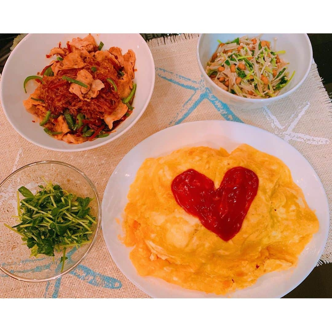 板野友美さんのインスタグラム写真 - (板野友美Instagram)「『ともちんは料理作りますか？』 というご質問がいくつかあったので この機会に　#友飯　を大公開します🍳  ほとんど @kurashiru と @delishkitchen.tv  をみて 作ってます(⸝⸝⸝´꒳`⸝⸝⸝) #友飯 #料理 #cooking」11月2日 20時17分 - tomo.i_0703