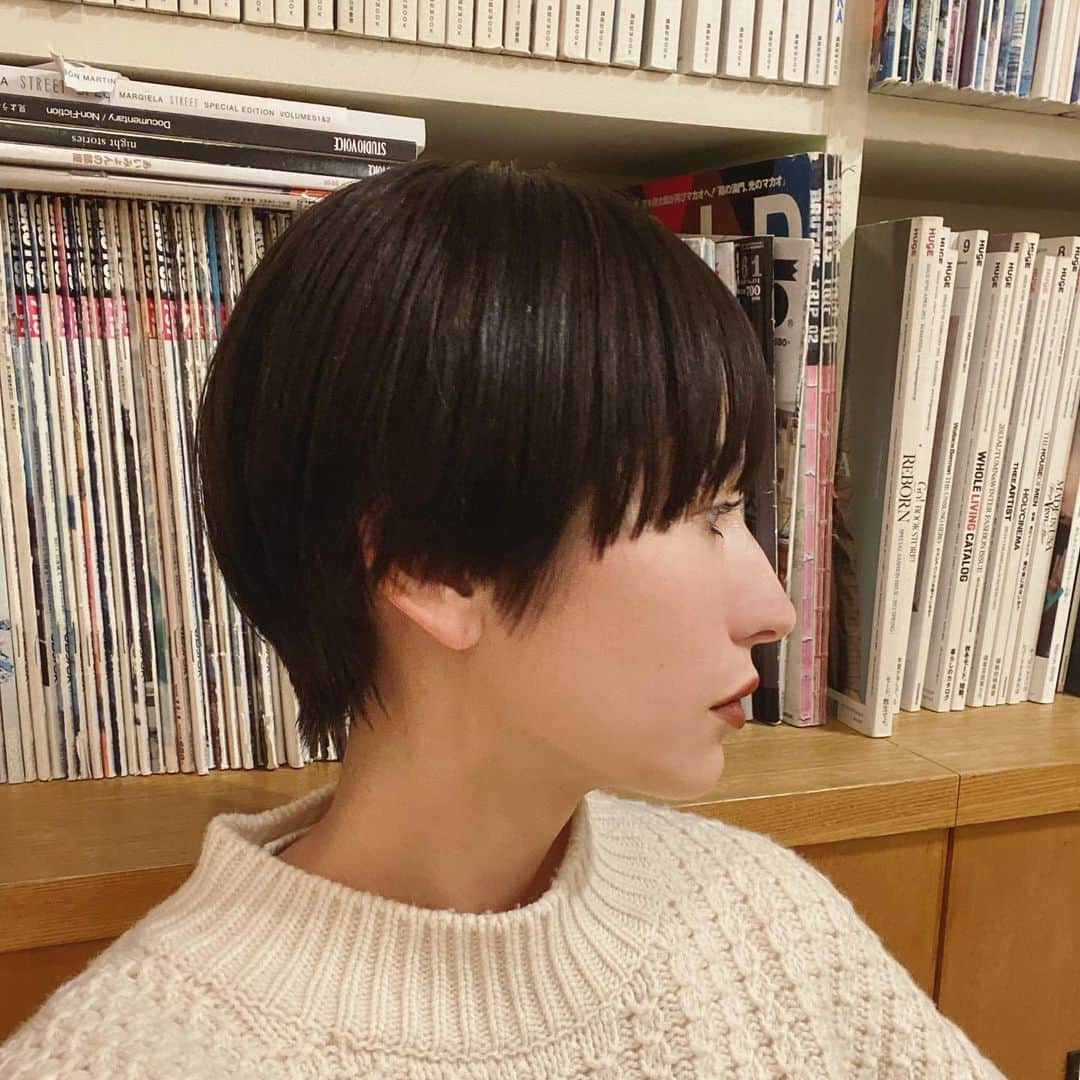 松本恵奈さんのインスタグラム写真 - (松本恵奈Instagram)「コメントの多かった髪型について。私は髪色が明るくなってきやすいみたいなので暗めのアッシュブラウンにしてもらったよ。サイドにもラインができるように丸みのあるショートヘアーにしてもらいました◎もみあげもあえてちょろっと残してる◎」11月2日 20時13分 - ena1123
