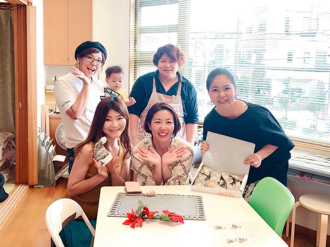 木嶋菜穂子のインスタグラム：「.﻿ 起業プロデュース﻿ メルカリ転売セミナー﻿ インスタのお仕事﻿ ﻿ 予定でいっぱいの﻿ 弾丸沖縄出張♡﻿ ﻿ ﻿ ﻿ 会いたかった人に﻿ 沢山会えたり﻿ ﻿ 居心地良い﻿ #マナカサロン に 泊めていただいたり﻿ ﻿ 沖縄の温かい人の輪に﻿ 癒された滞在だったなぁ( ´艸｀)﻿ ﻿ ﻿ ﻿ 最近は、﻿ ﻿ "どこへ行きたい"﻿ "観光したい"﻿ ﻿ というより、﻿ ﻿ "会いたい人達に会いにいく"﻿ ﻿ そのために﻿ 飛行機に乗ってる♡﻿ ﻿ ﻿ ﻿ 全国、﻿ どこへ行っても﻿ 大好きな人たちがいて、﻿ ﻿ みんな﻿ それぞれの人生を楽しみ、﻿ ﻿ 好きなことを仕事にして﻿ 会うたびに進化してる♡﻿ ﻿ ﻿ ﻿ こうして﻿ 沖縄にあつまって﻿ ﻿ ここで新しい繋がりが﻿ またできそうだったな♡﻿ ﻿ ﻿ 楽しみ楽しみ❣️﻿ ﻿ special thanks  @manaca_salon ﻿ - - - - - - - - - - - - - - - -」