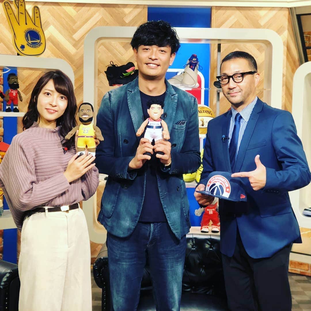 中村昌也のインスタグラム：「今日はいい１日だ。。。 ドラマの衣装合わせから、収録行ってからの この後夜21時からnbaRakutenで デイリー9ですよ🙆  盛り上がるNBAを試合がある日は全試合配信✨ 試合がある日は毎日振り返り、各曜日の面白いコーナー達！  最高の番組、毎日観てね！ #nba #毎日#試合の日は#四人で日替わりMC#バスケ仕事幸せ」