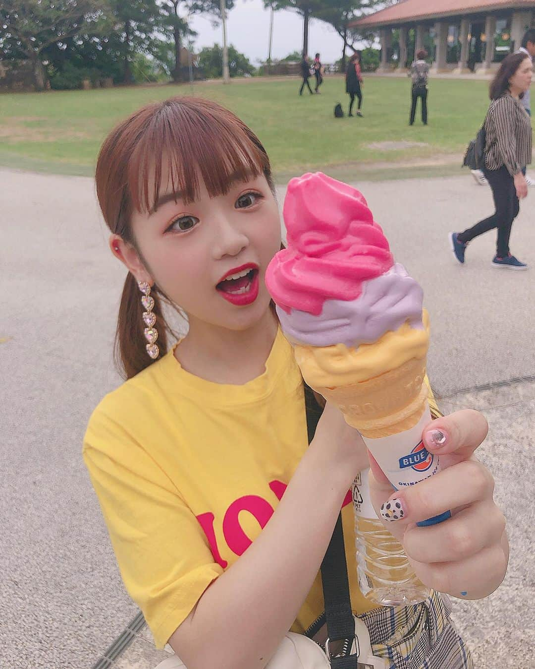 中村真凜さんのインスタグラム写真 - (中村真凜Instagram)「◯ このアイスほんま美味しかった🍦💗💜💛 ・ #沖縄 #沖縄旅行 #okinawa #ブルーシール」11月2日 20時14分 - marimero1121