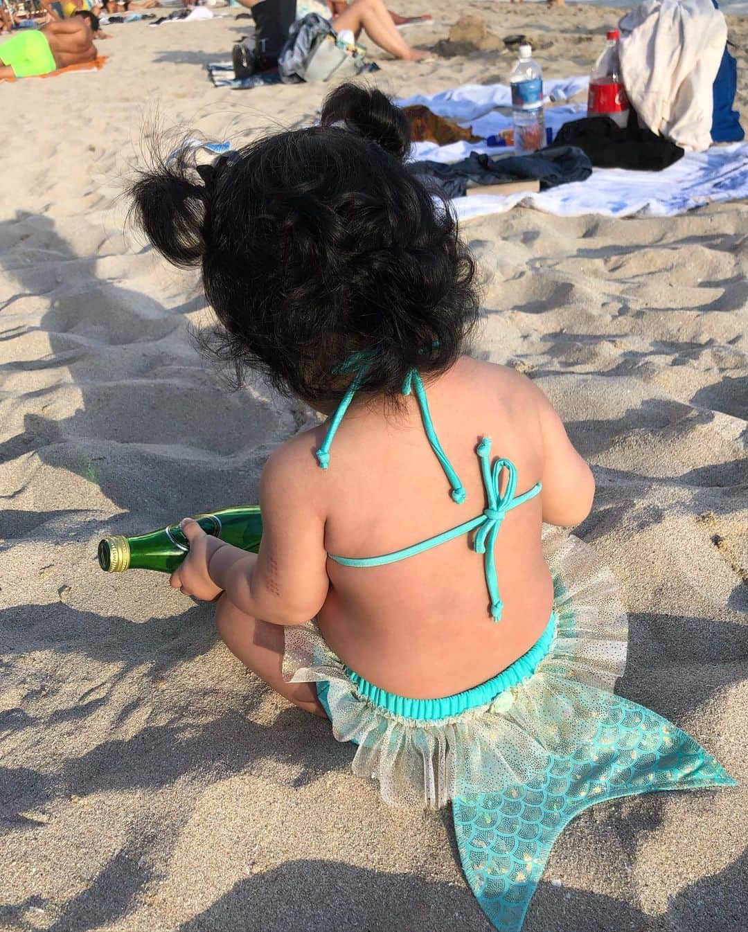 MARIEさんのインスタグラム写真 - (MARIEInstagram)「ハワイで見つけたマーメイドビキニ🧜🏻‍♀️🐚💕 この海外ならではのデザインが素敵🥺  #新米ママ #プレママ #マタニティ #育児 #妊娠 #ママリ #女の子ママ #赤ちゃん #ママ友 #ママコーデ #主婦 #赤ちゃんのいる生活  #mama #instagood #Hawaii #waikikibeach #waikiki #beach #sea #babygirl #baby #ハワイ #ワイキキビーチ #子連れハワイ #赤ちゃん水着 #赤ちゃんビキニ」11月2日 20時26分 - marie_mimura