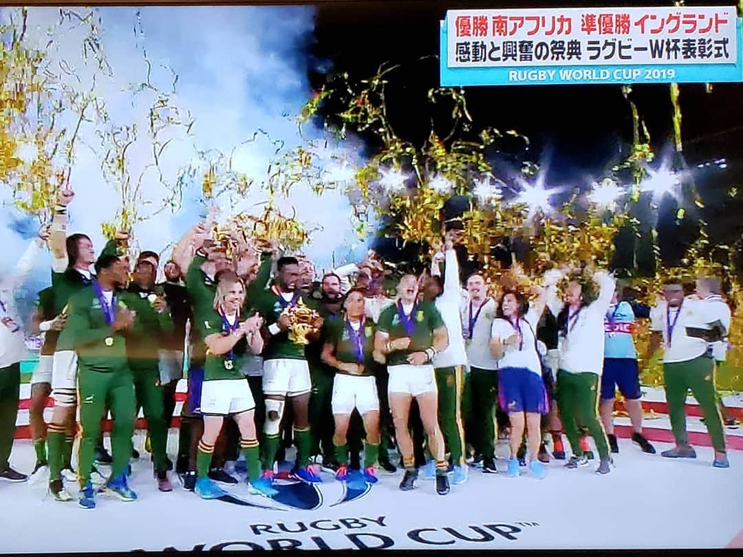 DJ KOOさんのインスタグラム写真 - (DJ KOOInstagram)「ラグビーW杯！！南アフリカ優勝！！ラグビーを通して世界中の人達と気持ちが通じ合った母国開催！！素晴らしい試合をありがとう！！ そして世界一のチームと堂々と渡り合った日本代表を改めて誇りに思います！！ 4年後フランス大会は60才を過ぎてるけどDJをやり続けラグビー更にを盛り上げたいと思います！！情熱を沸き起こしてくれたラグビーに最KOOの感謝！！#ONETEAM #ラグビーW杯 #RWC2019 #南アフリカ #イングランド #日本代表 #DJKOO」11月2日 20時28分 - dj_koo1019