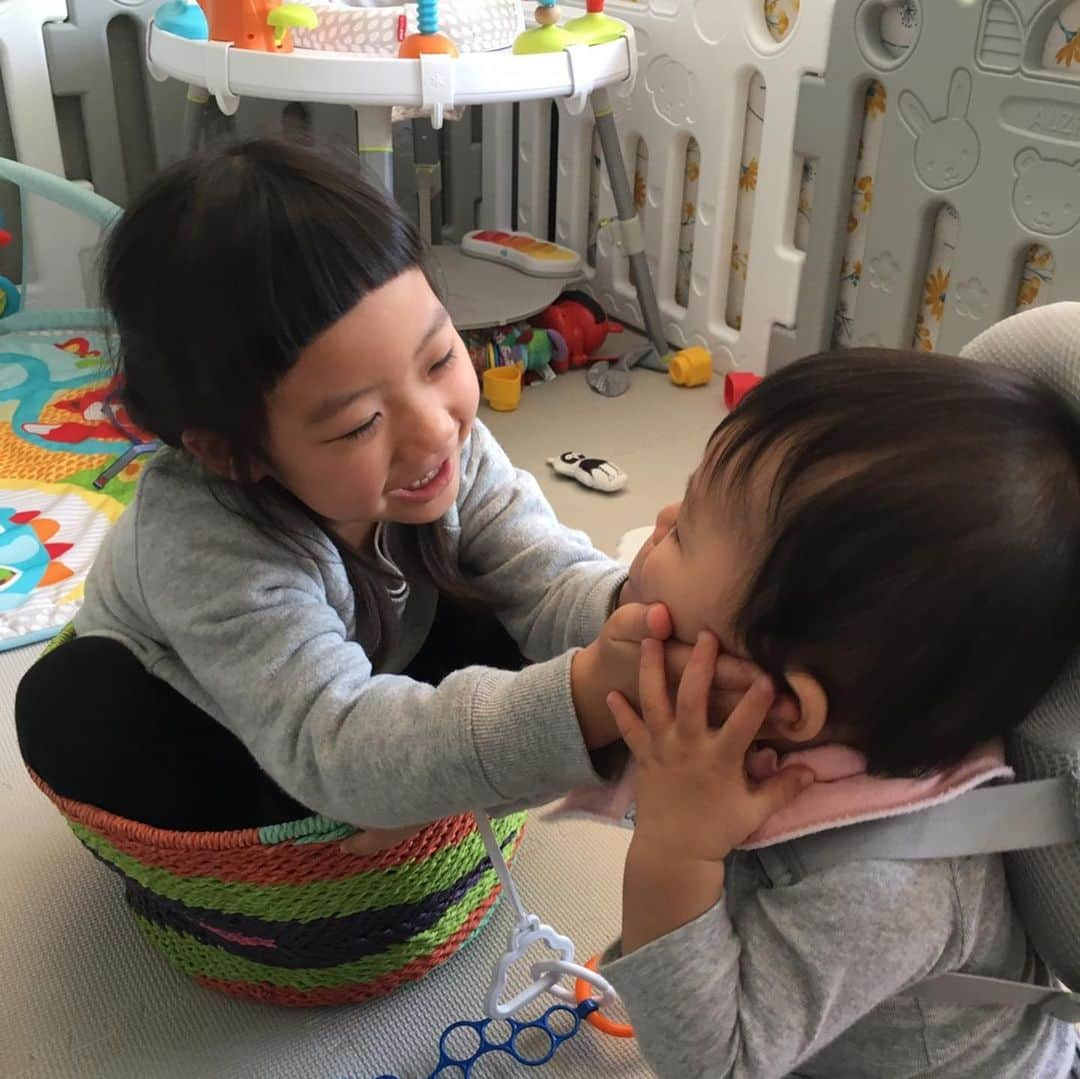 森本容子さんのインスタグラム写真 - (森本容子Instagram)「ろみひーの娘ちゃんとお留守番の息子。三連休もママ達仕事の為、私の母が子守でしたー。助かりました😭 【森本容子セレクト オンラインストア】http://ymdo.tokyo ※新作お知らせから発売開始時間までも【在庫切れ】と表示されておりますので注意ください。 ※商品のお問い合わせ、質問はオンラインストアへお願い致します。  @kariangofficial @ymdoshop @bankertokyo @yocomorimoto #bankertokyo #ymdoshop #kariang #banker #tokyo #denim #japanmade #カリアング#バンカートーキョー #バンカー東京#レディスウェア#今日のコーデ#カットソー#コーディネート#森本容子#キッズウエア #マタニティウエア #マタニティ#マタニティコーデ #がんばれ高齢出産 #fashion #yocomorimoto  #生後6ヶ月 #離乳食 #生後7ヶ月#生後8ヶ月#生後9ヶ月#生後10ヶ月 #40代」11月2日 20時30分 - yocomorimoto