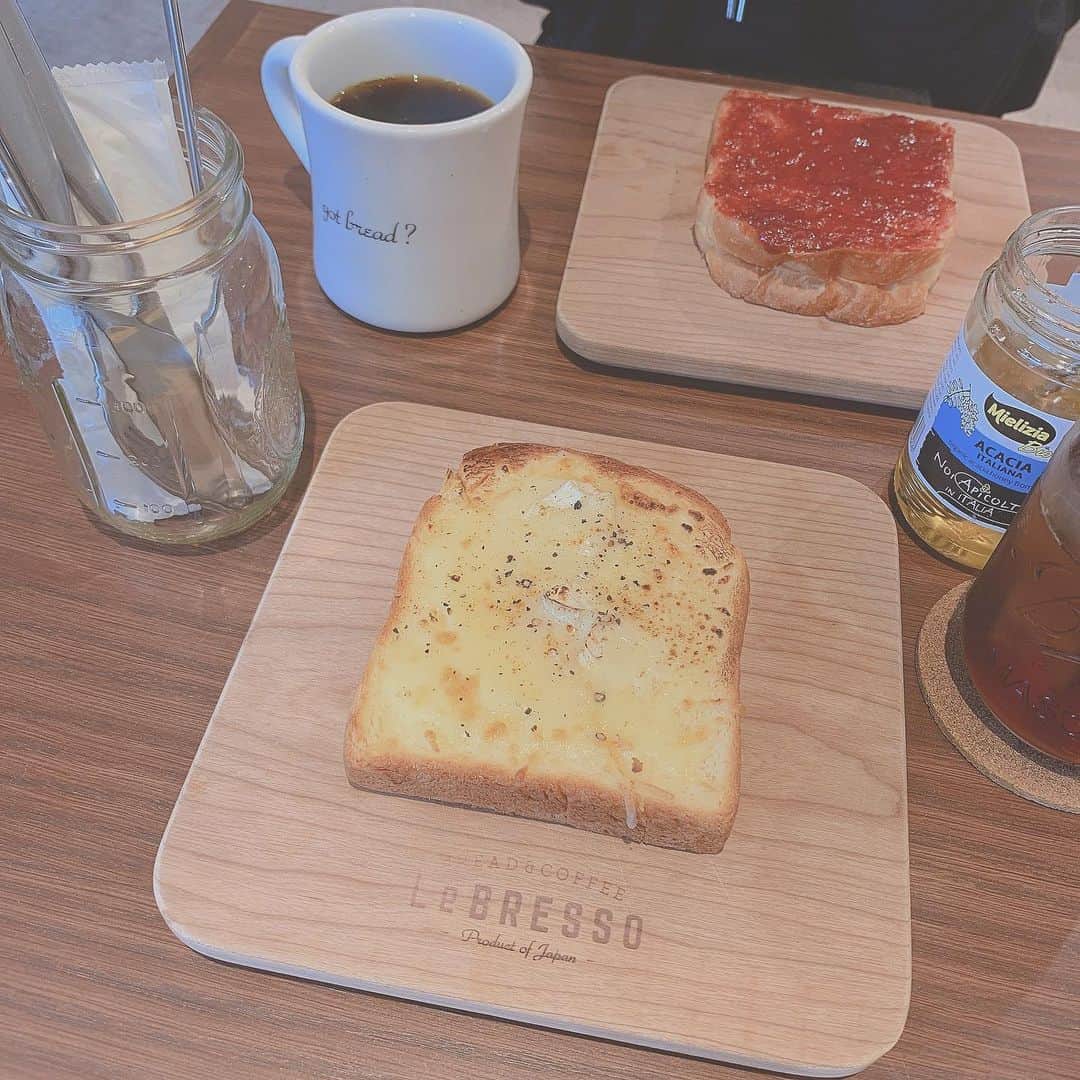平田詩奈さんのインスタグラム写真 - (平田詩奈Instagram)「﻿ 西と食べに行った﻿ トーストおいしかった🍞♡﻿ ﻿ 半分ずつたべたよ☺︎︎﻿ ﻿ #lebresso #食パン #トースト」11月2日 20時35分 - shiina__0822
