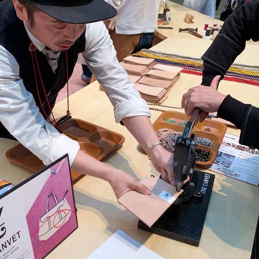 柴本愛沙さんのインスタグラム写真 - (柴本愛沙Instagram)「#ootd #cordinate  白ニットのワンピースは、7THINGSの。 @7things.official  4,000円もしないくらいのプチプラなのに、 可愛くてあったかい♡♡ ♡ そして、明日11月3日は #良いレザーの日 です☆  ということで、表参道の スパイラルガーデンで開催されていた LEATER WORLD 2019に行ってきました。  無料で参加できるワークショップがあって、 革の小物作るの楽しくて楽しくて いくつかのショップのに参加☆ 私が作った作品は2枚目の写真見てください！  コインケースやポシェット、鉢カバー キーアクセサリー、ブレスレット などなど… これ全部無料で体験できるんだよ！ すごいっっ✨ いろいろ作っていたら2時間以上滞在してた😆 明日もやってまーす！  ほかにも作りたいのあったので、 また行こうかな♡  LEATER WORLD 2019  入場無料 【日時】 11日2日(土)-3日(日） 11時〜20時(ワークショップ 19:30まで） 【場所】 スパイラルガーデン 東京都港区南青山5-6-23 . . そして、来月は大阪でもやるみたい！ 関西の方、ぜひ💕💕 💕 LEATHER WORLD 2019@大阪  入場無料 【日時】 12日7日(土）-8日(日） 11時〜20時(ワークショップ 19:30まで） 【場所】 グランフロント大阪 北館1F ナレッジプラザ . . . #レザーワールド2019 #leatherworld2019 #ジャパンレザー #革 #革製品 #皮製品#japanleather #日本の革  #ワークショップ #workshop #touchleather #レザー #leather #表参道 #omotesando #表参道イベント #omotesandoevent #スパイラルガーデン #7THINGS #プチプラ #プチプラコーデ #プチプラファッション #ニットワンピース #ニットワンピ #白ニット #秋冬ファッション #ホワイトコーデ」11月2日 20時38分 - aisa_shibamoto