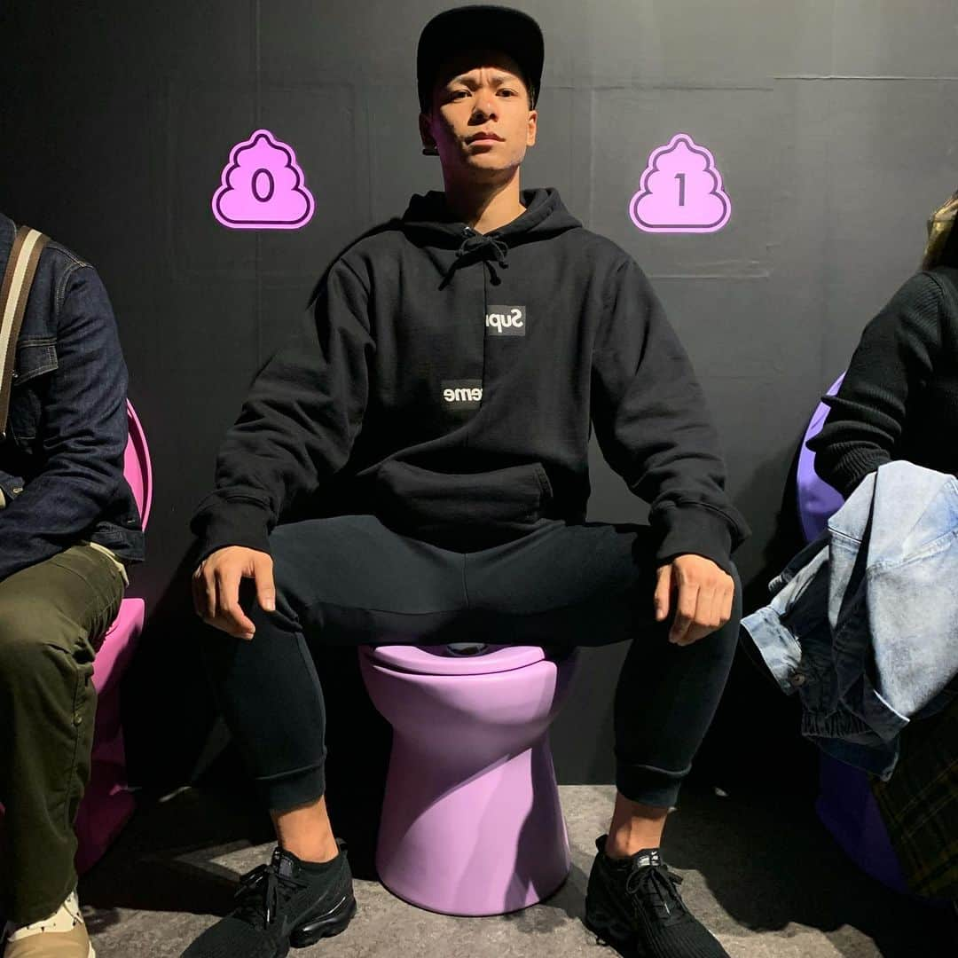 白石黄良々さんのインスタグラム写真 - (白石黄良々Instagram)「イメージはウシジマ社長🚽 #supremeslogo  #supremecommedesgarcons  #niketechfleece  #nikevapormax」11月2日 20時44分 - shira.kira