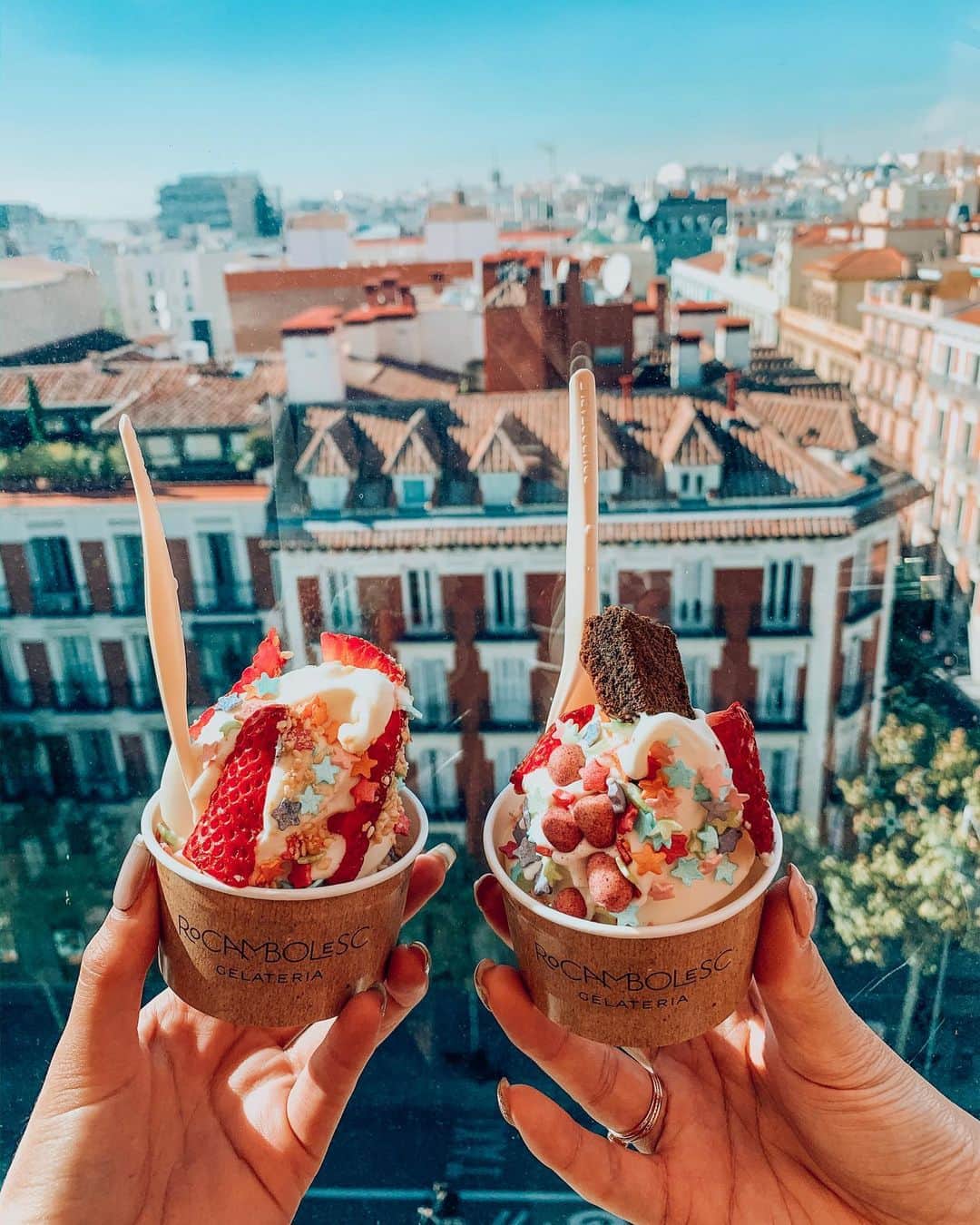 RUI ONUMAさんのインスタグラム写真 - (RUI ONUMAInstagram)「ㅤㅤㅤㅤㅤㅤㅤㅤㅤㅤㅤㅤㅤ RoCAMBOLESC🍦🍓 ㅤㅤㅤㅤㅤㅤㅤㅤㅤㅤㅤㅤㅤ ロカンボレスク⭐︎ バルセロナ初のアイスクリーム屋さん！ スペインにしかないお店！ ファクトリーの様な内装も可愛かった🥰 ㅤㅤㅤㅤㅤㅤㅤㅤㅤㅤㅤㅤㅤ 好きなアイスのフレーバーと トッピングを選べるよ♡ アイスはヨーグルト味にした🐄 いつもヨーグルトばっか選んでる笑 ㅤㅤㅤㅤㅤㅤㅤㅤㅤㅤㅤㅤㅤ マドリードの街並みをバッグに📷 ㅤㅤㅤㅤㅤㅤㅤㅤㅤㅤㅤㅤㅤ ㅤㅤㅤㅤㅤㅤㅤㅤㅤㅤㅤㅤㅤ ――――――――――――― ㅤㅤㅤㅤㅤㅤㅤㅤㅤㅤㅤㅤㅤ 🗺 #スペイン #Spain #マドリード #Madrid ㅤㅤㅤㅤㅤㅤㅤㅤㅤㅤㅤㅤㅤ 📍#RoCAMBOLESC #rocambolescmadrid  #ロカボレスク ㅤㅤㅤㅤㅤㅤㅤㅤㅤㅤㅤㅤㅤ ――――――――――――― ㅤㅤㅤㅤㅤㅤㅤㅤㅤㅤㅤㅤㅤ #おーぬまんSpain旅」11月2日 20時40分 - onumaaan