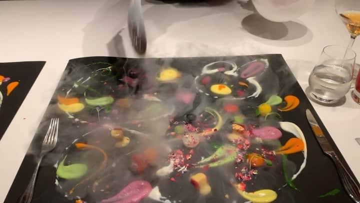 金子実加のインスタグラム：「食べる魔法 . . . . . . . . . . #dinner #restaurant #magic #illusion #魔法　#食事　#entertainment #エンターテイメント #ご飯　#オシャレご飯　#絵　#ペイント　#kanekomika  #金子実加  #kawaii #かわいい　#japan」
