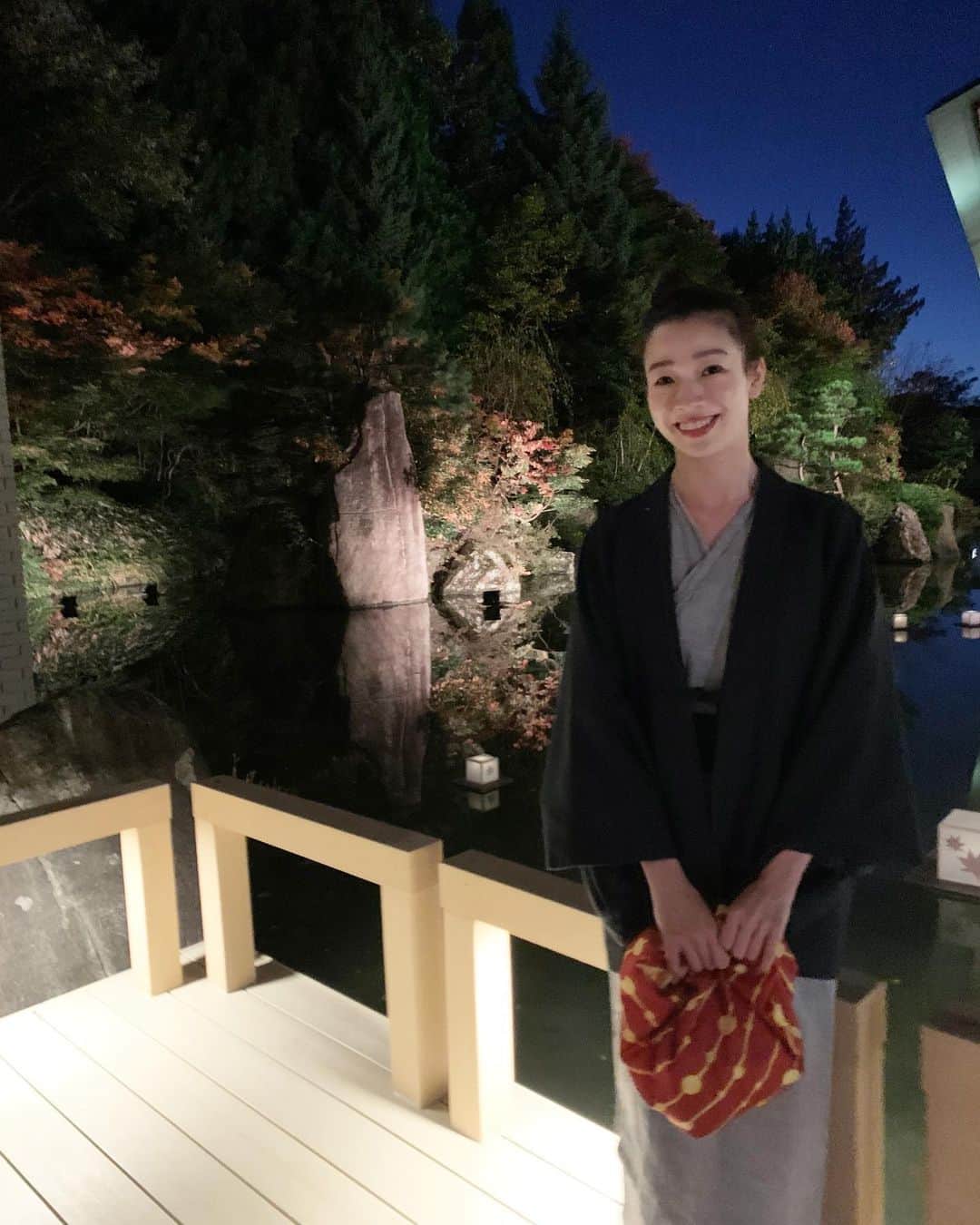 石井亜美さんのインスタグラム写真 - (石井亜美Instagram)「♨️ . 姉妹で青森1泊2日の旅は、 星野リゾート 界 津軽に宿泊しました😌🍃 . 今年は日本の素敵な場所を沢山巡ろうと思って、 みりと出来る限り足を運んでいるんだ！( @miriishii ) . 箱根に続いて今回も @kaitabi20s のプランで 宿泊したので、通常よりかなりお得に泊まれた！ (20代限定で星野の「界」のシリーズの旅館が 通常数万円するところを19000円で泊まれるの！) . 星野リゾートはまずお食事がとにかく美味しくて、 お部屋のベッドがふっっっかふかで....。 青森の温泉にはなんとリンゴが浮いていたり、 津軽三味線の生演奏をロビーで聴くこともできて、 五感で幸せを感じる旅になりました☺️🌈 . 旅はホテル選びで決まる部分も大きいと思うのですが 星野リゾートは極上のおもてなしと 心ほぐれるリフレッシュが約束されていて、 大好きだぁぁぁぁ...... . ハッシュタグラリーに参加すると プチプレゼントがもらえるのも界の楽しいところ！ #好きすぎて勝手にPRシリーズ #星野のスタッフの皆様の笑顔とホスピタリティ #界タビ20s . . #hoshinoresorts #hoshinoresort #tsugaru #hoshinoresortkaitsugaru #aomoritrip」11月2日 20時49分 - ami_ishii_