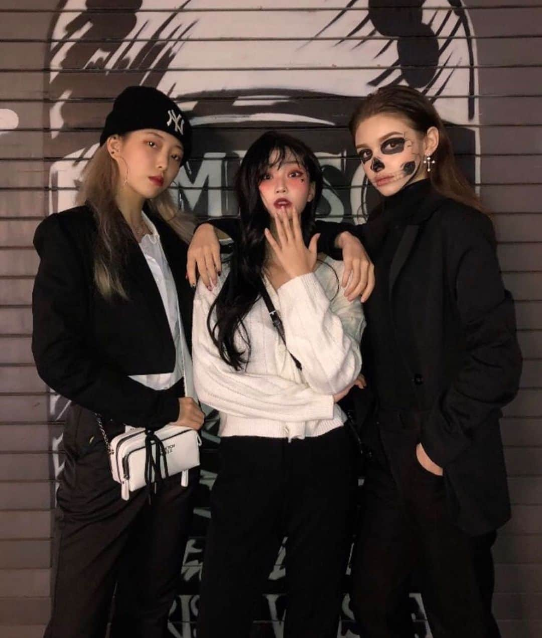 Elina 엘리나 (エリナ) さんのインスタグラム写真 - (Elina 엘리나 (エリナ) Instagram)「It was a fun Halloween🎃 Guess who my character is🖤 이제서야 올리는 할로윈 ! 혼자 처음 분장한건데 어때요? . . #할로윈 #halloween #수어사이드스쿼드」11月2日 20時50分 - elina_4_22