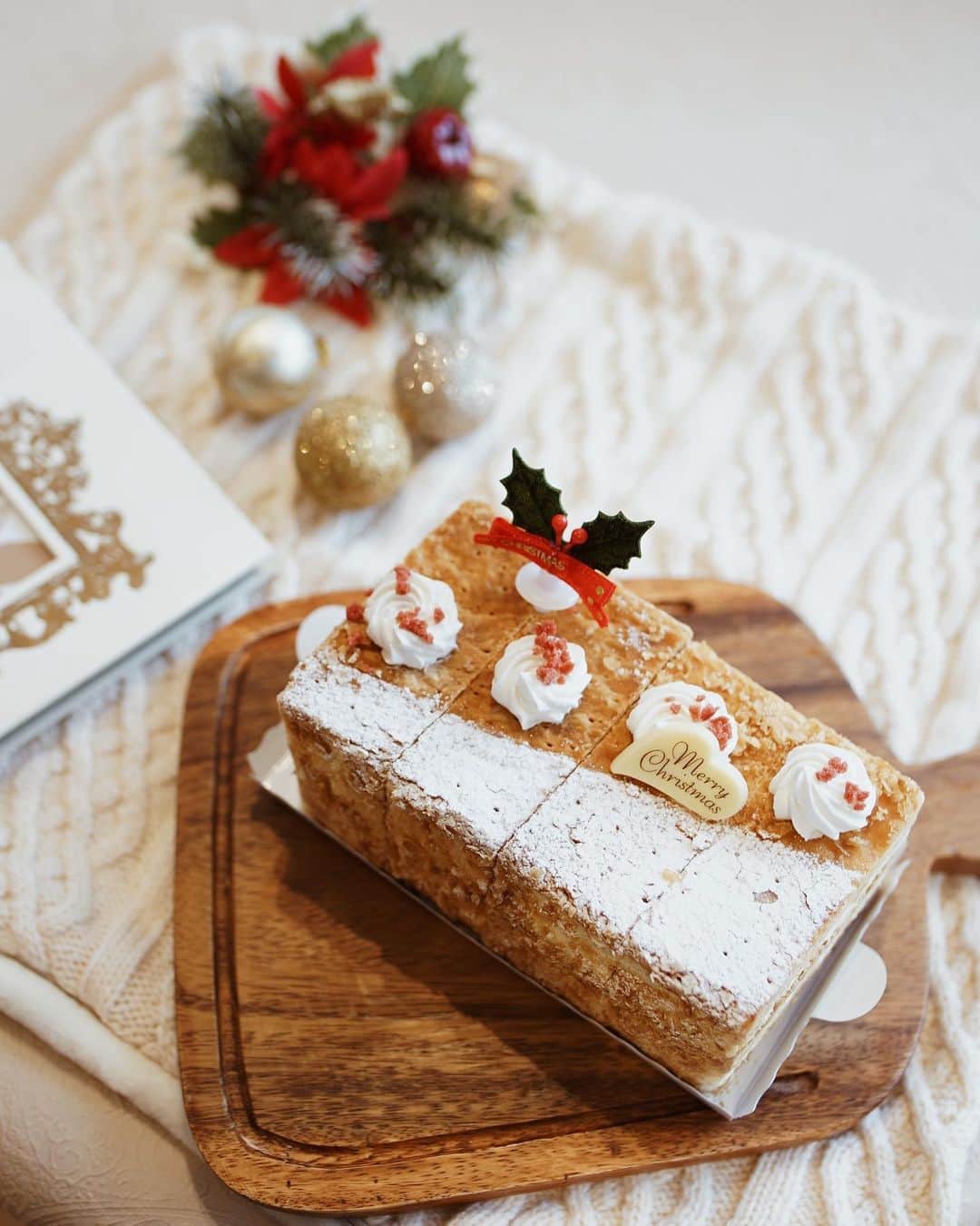 喜田彩子さんのインスタグラム写真 - (喜田彩子Instagram)「﻿ ﻿ イオンリテール株式会社様に招待していただき、子供達と《イオンのクリスマスパーティーメニュー2019試食会》に参加してきたよ🎂🎄﻿ ﻿ 毎年クリスマスケーキ選びに悩みますが、﻿ 大人の私が『食べたい〜🤤』と思うケーキから、子供が『可愛い〜👧🏻💕』『カッコいい〜👦🏻💕』と思うケーキまで、イオンのケーキの種類の多さにビックリしました！！﻿ ﻿ あれもいーなぁ...♡﻿ これも美味しそう...♡﻿ あ！あれも可愛いし、これも食べたい〜...♡♡﻿ ﻿ ちなみに、私のお勧めは『イタリア栗のクリスマスモンブラント』や『切れてるミルフィーユ』(※ミルフィーユ切りにくいから切れてるの有難い👏🏻)﻿ ﻿ 娘は大好きな『宇治抹茶のブッシュドノエル』🌿﻿ ﻿ 息子はやっぱり『仮面ライダーゼロワン』 笑(プリキュアもリュウソウジャーもポケモンもアンパンもアナ雪もすみっコぐらしもあった！)﻿ ﻿ そして、主人は『ラ・フレーズ　苺ショートケーキ』派🍰﻿ ﻿ ﻿ 美味しさにこだわったアレルギー配慮ケーキや、ワンちゃんネコちゃんケーキもありました🐶﻿ ﻿ 味もほんっっと、どれも美味しくてクオリティの高さに大満足でお腹いっぱい食べたよ🐷﻿ 10枚目のケーキにおかわりまでした息子🎂🎂🎂﻿ ﻿ クリスマスケーキのWEBでのご予約はもう始まっていて、12/12（木）まで👍🏻﻿ オードブルの種類も豊富なので、一緒に予約しておくと楽ちんですよ♡♡﻿ ﻿ ﻿ ﻿ #イオンクリスマスケーキ #イオン #クリスマス #クリスマスケーキ #クリスマスパーティー #クリスマス準備 #パーティー #ホームパーティー #おうちパーティー #ケーキ #sweets #cake #Christmas #Xmas #PR #Homeparty #party」11月2日 21時01分 - ayacokida