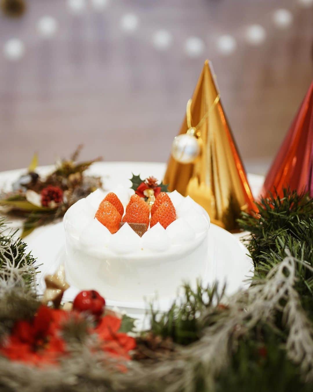 喜田彩子さんのインスタグラム写真 - (喜田彩子Instagram)「﻿ ﻿ イオンリテール株式会社様に招待していただき、子供達と《イオンのクリスマスパーティーメニュー2019試食会》に参加してきたよ🎂🎄﻿ ﻿ 毎年クリスマスケーキ選びに悩みますが、﻿ 大人の私が『食べたい〜🤤』と思うケーキから、子供が『可愛い〜👧🏻💕』『カッコいい〜👦🏻💕』と思うケーキまで、イオンのケーキの種類の多さにビックリしました！！﻿ ﻿ あれもいーなぁ...♡﻿ これも美味しそう...♡﻿ あ！あれも可愛いし、これも食べたい〜...♡♡﻿ ﻿ ちなみに、私のお勧めは『イタリア栗のクリスマスモンブラント』や『切れてるミルフィーユ』(※ミルフィーユ切りにくいから切れてるの有難い👏🏻)﻿ ﻿ 娘は大好きな『宇治抹茶のブッシュドノエル』🌿﻿ ﻿ 息子はやっぱり『仮面ライダーゼロワン』 笑(プリキュアもリュウソウジャーもポケモンもアンパンもアナ雪もすみっコぐらしもあった！)﻿ ﻿ そして、主人は『ラ・フレーズ　苺ショートケーキ』派🍰﻿ ﻿ ﻿ 美味しさにこだわったアレルギー配慮ケーキや、ワンちゃんネコちゃんケーキもありました🐶﻿ ﻿ 味もほんっっと、どれも美味しくてクオリティの高さに大満足でお腹いっぱい食べたよ🐷﻿ 10枚目のケーキにおかわりまでした息子🎂🎂🎂﻿ ﻿ クリスマスケーキのWEBでのご予約はもう始まっていて、12/12（木）まで👍🏻﻿ オードブルの種類も豊富なので、一緒に予約しておくと楽ちんですよ♡♡﻿ ﻿ ﻿ ﻿ #イオンクリスマスケーキ #イオン #クリスマス #クリスマスケーキ #クリスマスパーティー #クリスマス準備 #パーティー #ホームパーティー #おうちパーティー #ケーキ #sweets #cake #Christmas #Xmas #PR #Homeparty #party」11月2日 21時01分 - ayacokida