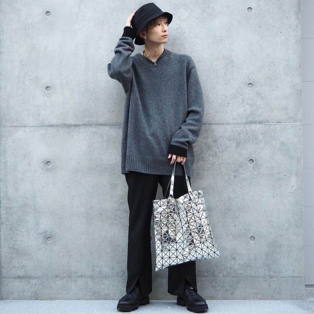 みっきーのインスタグラム：「﻿ ﻿ ﻿ 涼しい日はニットな🧶﻿ ﻿ ﻿ ﻿ hat #kaiko﻿ knit&necklace #thereracs﻿ slacks #marka﻿ bag #baobaoisseymiyake﻿ shoes #spectusshoeco﻿ pierce&ring #hermes﻿ ﻿ ﻿ #miiiiickystyle﻿ #上質code」