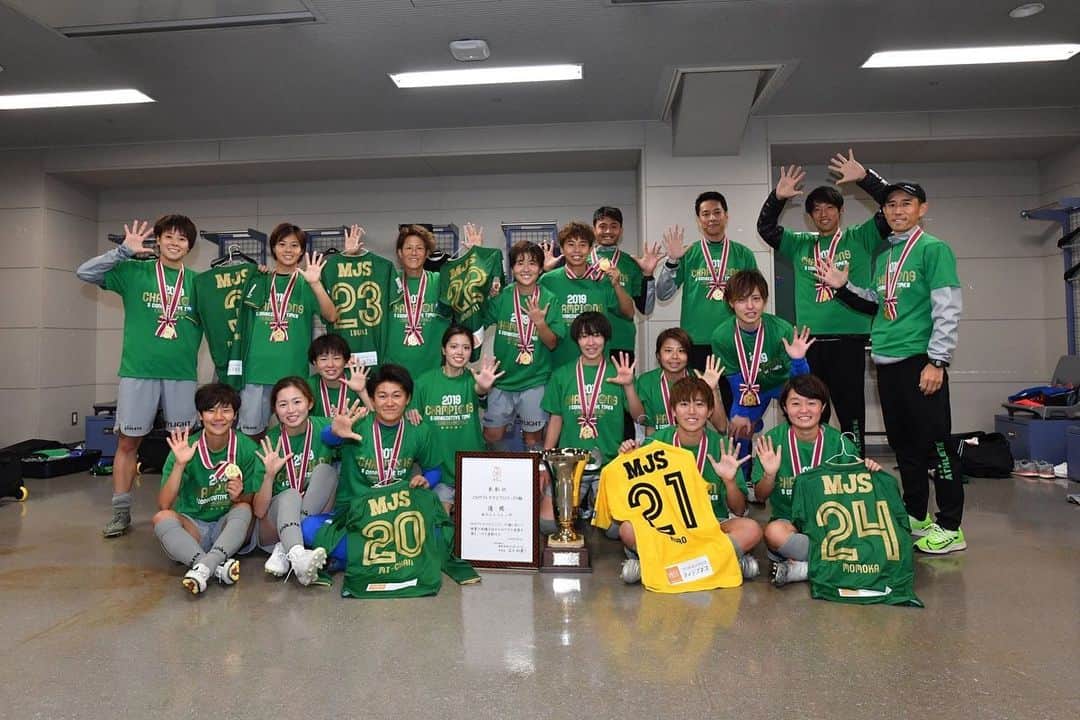 三浦成美さんのインスタグラム写真 - (三浦成美Instagram)「2019リーグ優勝！5連覇🏆 苦しいシーズンでしたが、みなさんのおかげで5連覇する事ができました。 チームみんなの為に、応援してくれる人の為に、支えてくれる人の為に。 全ての方に感謝しています。 最高〜✌️💕 #BELEZA  #5連覇 #いっぱいいっぱいありがとうございます😊」11月2日 20時55分 - miura_narumi17