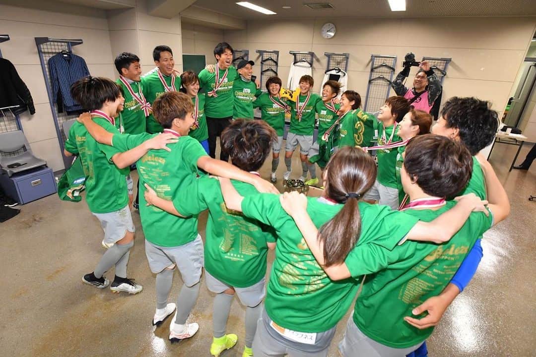 三浦成美さんのインスタグラム写真 - (三浦成美Instagram)「2019リーグ優勝！5連覇🏆 苦しいシーズンでしたが、みなさんのおかげで5連覇する事ができました。 チームみんなの為に、応援してくれる人の為に、支えてくれる人の為に。 全ての方に感謝しています。 最高〜✌️💕 #BELEZA  #5連覇 #いっぱいいっぱいありがとうございます😊」11月2日 20時55分 - miura_narumi17