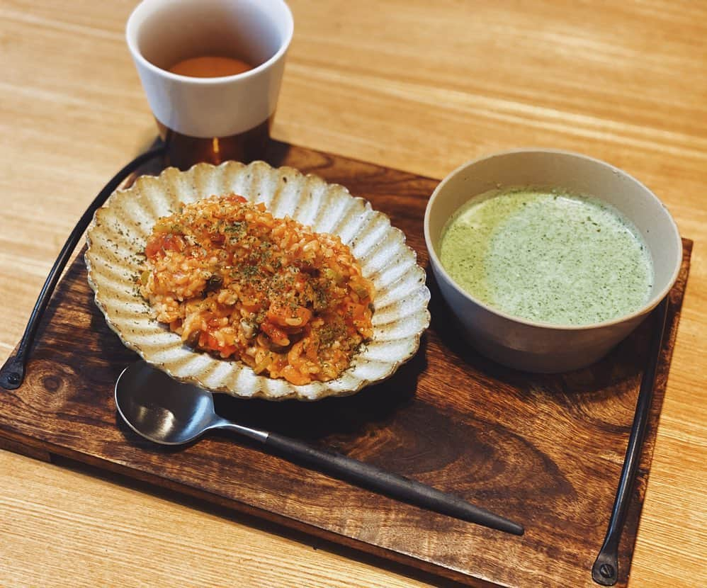 クロさんのインスタグラム写真 - (クロInstagram)「食生活を鍛えるという新発想　"フードトレーニングジム" がスタートしてますよ〜🏋🏽‍♀️！！？ 体はみんなトレーニングするけれど、体の内側はどうですか？😆 食生活を "鍛える" というFANCL独自の新しい考え方なのです👩🏽‍🍳⤴︎ 先日、そのジムを体験する為にファンケル様よりご招待いただきまして、10/31から12/1まで六本木ヒルズ”エッグセレント”にて行われているPOPUP店舗「FANCL FOOD TRAINING GYM」へお邪魔してきました🕺🏽💨 ここでは「発芽米」を使ったお料理を食べることが出来ます♩ 「発芽米」とは玄米のヘルシーさと白米の旨味、美味しさを良いところどりしたものなのです🌾✨ そんな発芽米を3食それぞれ毎日違う調理法で食べることが出来ちゃうのがこのジムなのです🙆🏽‍♀️ すごい！通うだけで、体の中も鍛えられちゃう♩ しかーーし、六本木まで遠くて行くことが出来ない😫という方もいると思います！ そんな方にも朗報です🤘🏽 自宅でできる『ファンケルフードトレーニングプログラム（発芽米ネット）』もスタートします🙌🏽✨ ライフスタイルに合わせたそれぞれの量の「発芽米」と、トレーニングレシピブックを28 日ごとに計3回自宅まで届けてもらえます📖✨ 食物繊維や塩分の量も全てコントロールしてもらえるので、そのまま作るだけで、体の中から綺麗になる食生活を送ることが出来ちゃいます👏🏽👏🏽 「発芽米生活」是非みなさんも始めて見ませんか☺️？！. . #ファンケルフードトレーニング #発芽米 #料理好きな人と繋がりたい #健康食 #クロリサ的自炊　#healthy #ヘルシーご飯　#発芽米ご飯」11月2日 20時56分 - kuro_risa