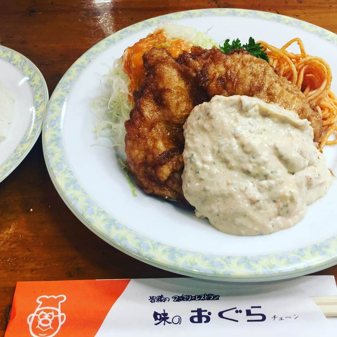 Man With A Missionさんのインスタグラム写真 - (Man With A MissionInstagram)「Miyazaki's famous "Family Restaurant" ED Vedder was there too.  宮崎 「味のおぐら」 行ッタラ既ニヴェダさんオッタ  #miyazaki #ogura #chickennamban #edvedder」11月2日 20時58分 - mwamofficial