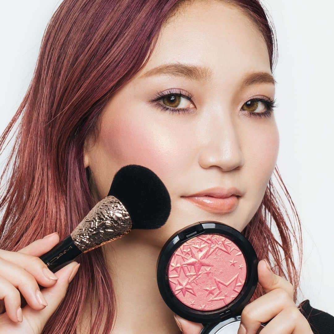 M∙A∙C Cosmetics Japanのインスタグラム：「ㅤ #MACクリスマスコフレ2019 を使ってホリデーメイク❄️ チークやハイライトとして使えるフェイスパウダーを頬にすべらせ、立体感のあるツヤ肌に✨セットのリップグロスで口元にも輝きをプラスして。 ㅤ ㅤ ↓↓使用メイン製品↓↓ スプリンクル オブ シャイン キット[ピンク] (フェイスパウダー、リップグロス、フェイスブラシ、限定ポーチ付き) ※公式オンライン ショップで売り切れの場合、お近くのM･A･Cカウンターへお問い合わせください。 ㅤ MAKEUP & MODEL: M·A·C ARTIST MIZUKI OGAWA @i.mac_artist PHOTO: @takaki_iwata ㅤ #MACHoliday ㅤ ㅤ ㅤ ㅤ ㅤ #MACCosmeticsJapan #MACコスメ #MACCosmetics #コスメ #メイク #ホリデー #コフレ #クリスマスコフレ #クリスマスコフレ2019 #ホリデーシーズン #クリスマスプレゼント #ハイライト #メイクブラシ #ラメメイク #ピンクメイク #ホリデーコフレ #セルフメイク #makeup #cosme #cosmetics #holiday #holidaymakeup #holidaycollection #holidays #holiday2019」