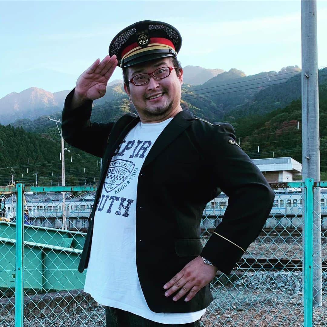 ゴンゾーさんのインスタグラム写真 - (ゴンゾーInstagram)「This uniform is japanese train conducter. #chichibu #gakideka #agt #bgt」11月2日 21時09分 - gonzotambourine