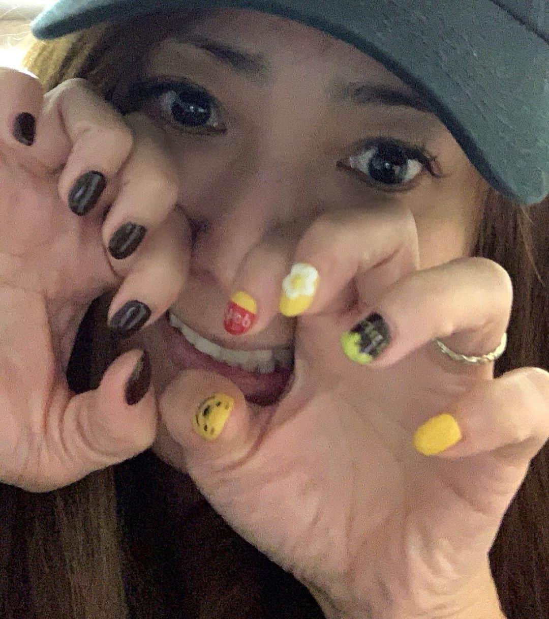 岡田祐佳さんのインスタグラム写真 - (岡田祐佳Instagram)「ネイル変えた💅  シンプルな大人ネイルにしようと 朝までは思ってたけど いざ店に行くと… また、キャラクターw  でもよく見て　右手はぷーさん 左手は茶色のワントーン。 左手だけだと　シンプル👍✨ 結実が可愛い😍と褒めてくれた💓  #ネイル #ぷーさん #ぷーさんネイル #アシメネイル #キャラネイル  #おとなかわいい #ゆかこーで #ゆかコーデ #ネイル好きな人と繋がりたい #フォロー希望 #隆之介にフォロワー負けられへんw #すっぴん　#ノーメイク　#化粧しろ 言われた😭」11月2日 21時07分 - yukachin719