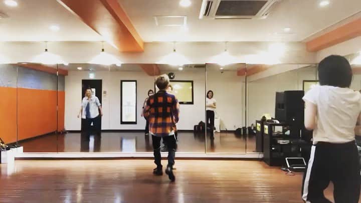 貴千碧のインスタグラム：「先日のお稽古風景。 こうやって優しい先生は褒めて伸ばして下さいます🤣✨ 少しずつ少しずつ👊 . . . . . #kpop #kpopdance  同じダンスでもジャンルによって身体の使い方が全然違う #ダンス　#最高　💃✨ いつの日か皆様の前でお披露目するその日まで#日々精進」