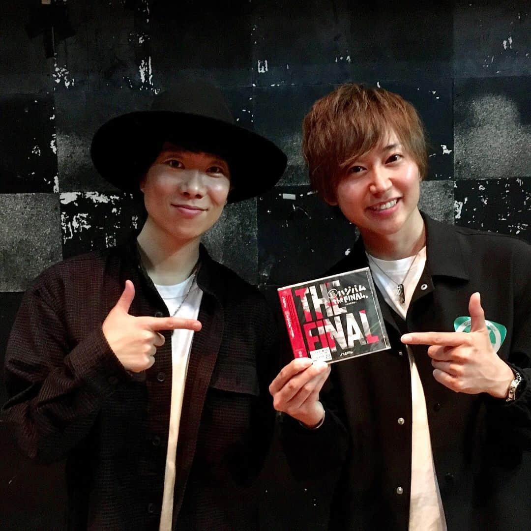 関義哉のインスタグラム：「ハジ→さんのLIVEに行かせて頂きました！ #ハジ→ さん  #LIVE #tour #2019  #HighandTouch #初日 #HAZZIE さん #京都ミューズ #kyotomuse ・ #ハジ→さんの歌、曲、メッセージ #本当に心に沁みました #感動 #めっちゃよかった #バックDJの方とも息ピッタリ ・ #みなさんもLIVEツアーへぜひ！ #アルバム聴くの楽しみ ・ #ハジ→さんとペアルックみたいになってる笑 #以前スマイルフェスでご一緒させて頂いたハジ→さん #ありがとうございました #関義哉 #元新選組リアン」