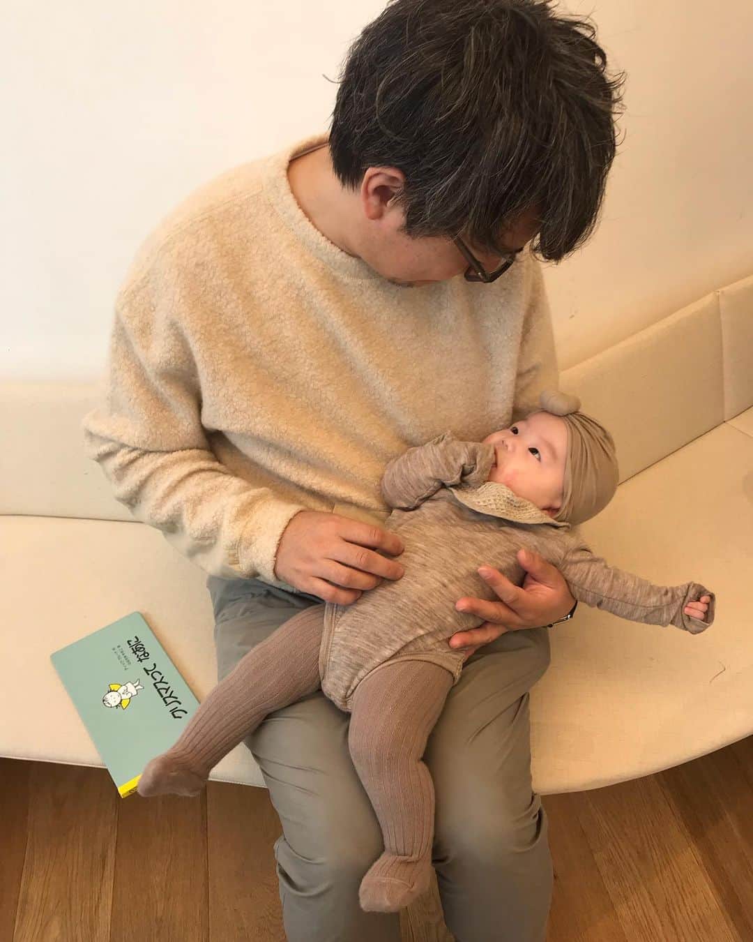 濱中鮎子のインスタグラム：「今日は朝一番乗りで、お嬢の予防接種へ。この世の終わりのように泣き叫んだのち、コテっと寝ました。  夜の寝かしつけは、私も首がカクッとなりつつ.... 一日が24時間あるように思えない今日この頃です。  保育申し込み早くしなきゃ..... #お嬢と父さん #予防接種 #成城木下病院 #病院にいる感覚がない清々しい内装」