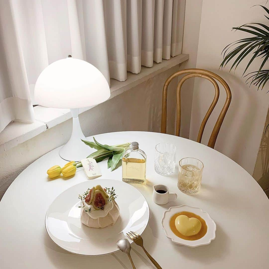 小川陽香さんのインスタグラム写真 - (小川陽香Instagram)「夜カフェで行った @alike_coffee  ゆっくり時間流れてる感じが居心地よかった～😌💭 ㅤ いちじくのパブロバと、♡のはマンゴープリン🍮 ウイスキーみたいなボトルはコーヒー☕️ ㅤ 可愛いが渋滞している～🥺👍🏻💕 全部美味しいしスタッフの方も優しいお店でした☺️ ㅤ ㅤ #cafe #coffee #alikecoffee #夜カフェ #釜山」11月2日 21時24分 - _haruka824