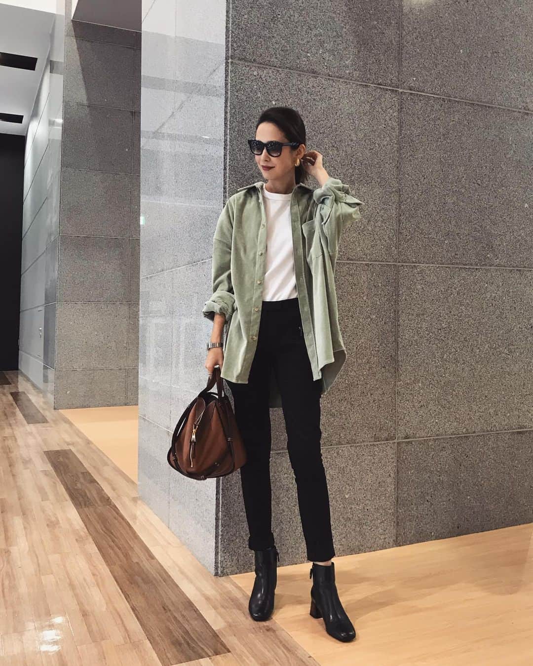 MAICOさんのインスタグラム写真 - (MAICOInstagram)「#outfit  Shirt... @maisonspecial_women Bottom... #zara Shoes... #geox ・ ・ 今の時期にすごく使えるビッグシルエットのコーデュロイシャツ。 冬はコートの下に着ようと思います🙆🏼‍♀️✨ こちらのコーデは @plusoneavenue のオフィシャルサイトにも掲載されています！商品詳細はそちらからご覧いただけます。 ・ #plusoneavenue #プラスワンアベニュー #プラワン #poa_ootd #プラワンコーデ  #メゾンスペシャル #maisonspecial #PR」11月2日 21時29分 - maico0327