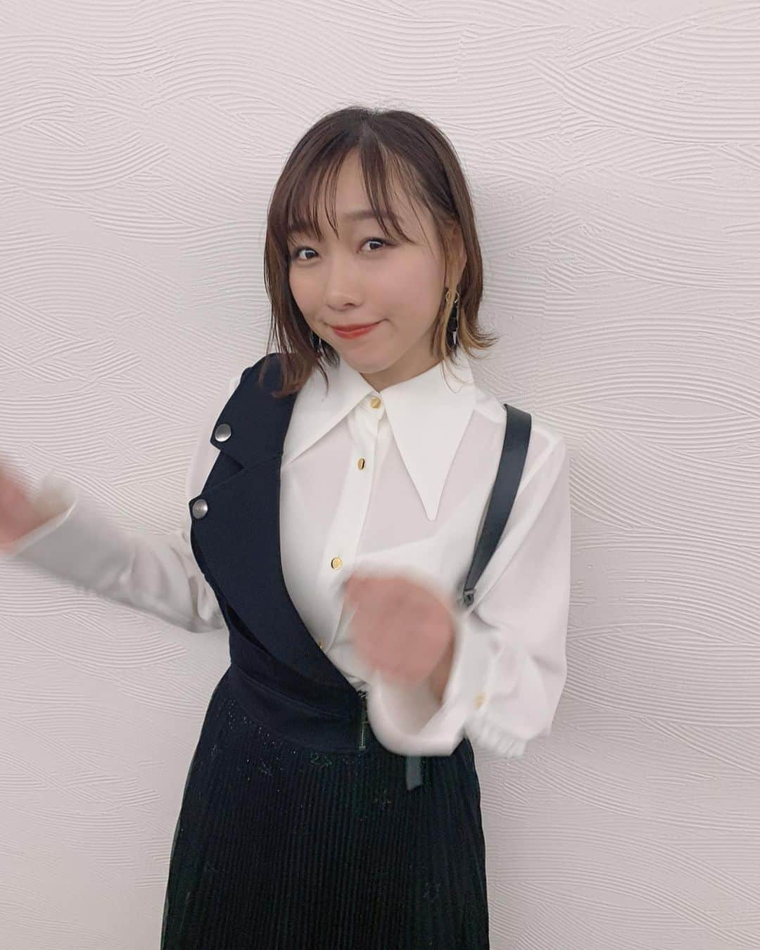 須田亜香里さんのインスタグラム写真 - (須田亜香里Instagram)「毎週日曜25:00〜 テレビ朝日&AbemaTV同時放送 先週のmリーグ衣装、とっても可愛かった！ おニューのもみあげのこっそりカラーの雰囲気とモノトーンが合ってた☺️ 明日も楽しみ！ 初ゲストでスピードワゴン小沢さんもいらっしゃるし、乃木坂46の中田花奈ちゃんにも会える😊 22:00〜六本木で観覧できますよ〜 #mリーグ #熱闘mリーグ #モノトーンコーデ @kohslickcurro」11月2日 21時30分 - akarisuda